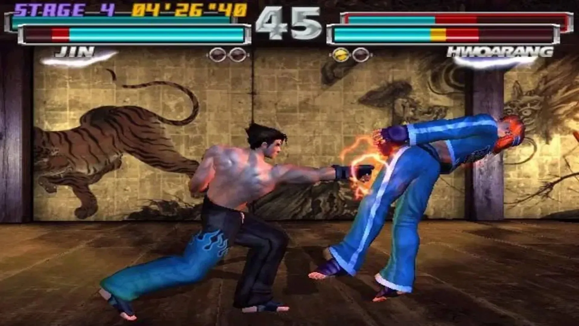 Một trận đấu giữa Jin và Hwoarang trong Tekken Tag Tournament đang diễn ra với đồ họa 3D cổ điển.
