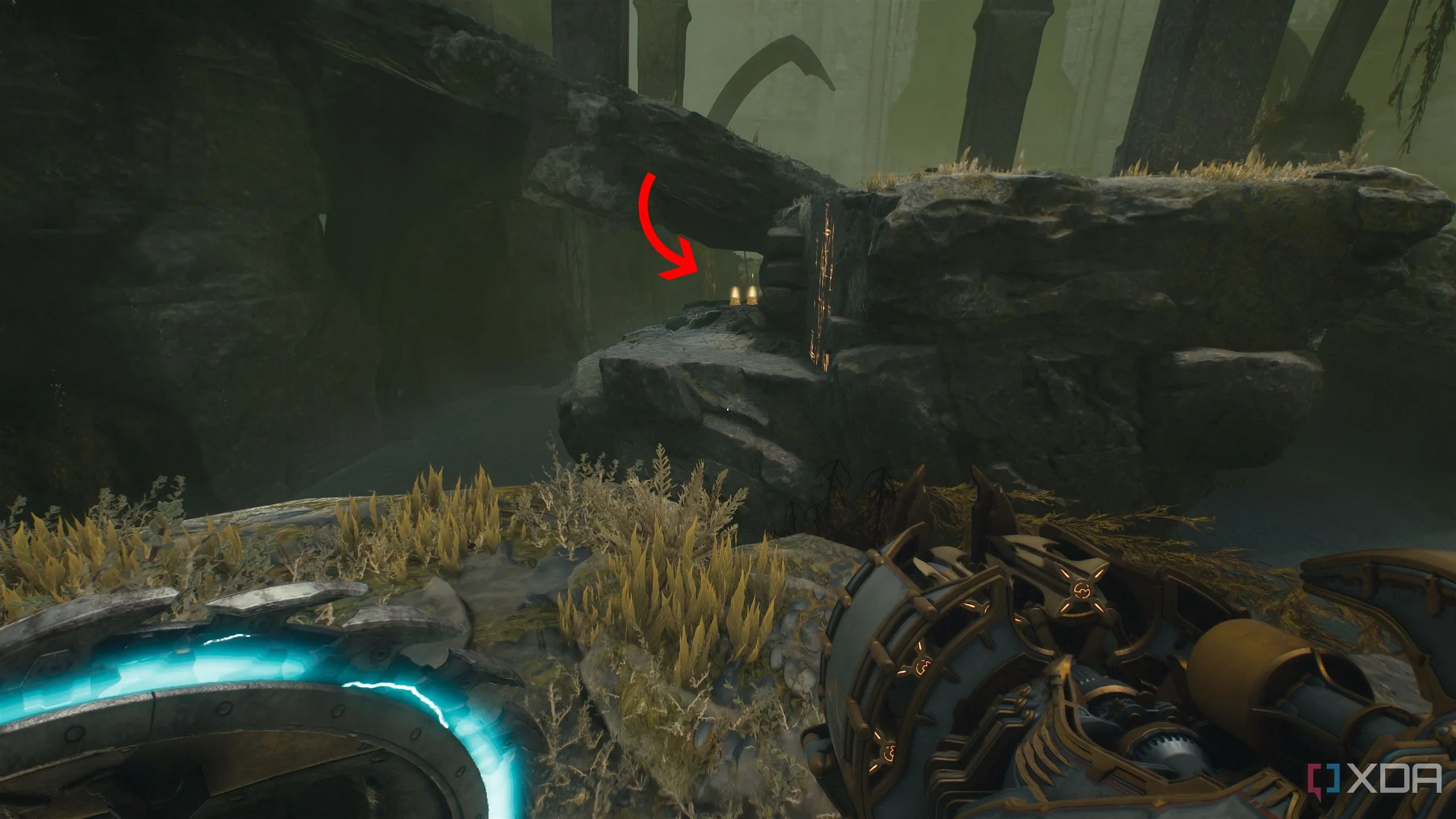 Mũi tên chỉ đến các cọc vàng ở xa dưới con đường trung tâm trong Chương 14 Doom The Dark Ages.