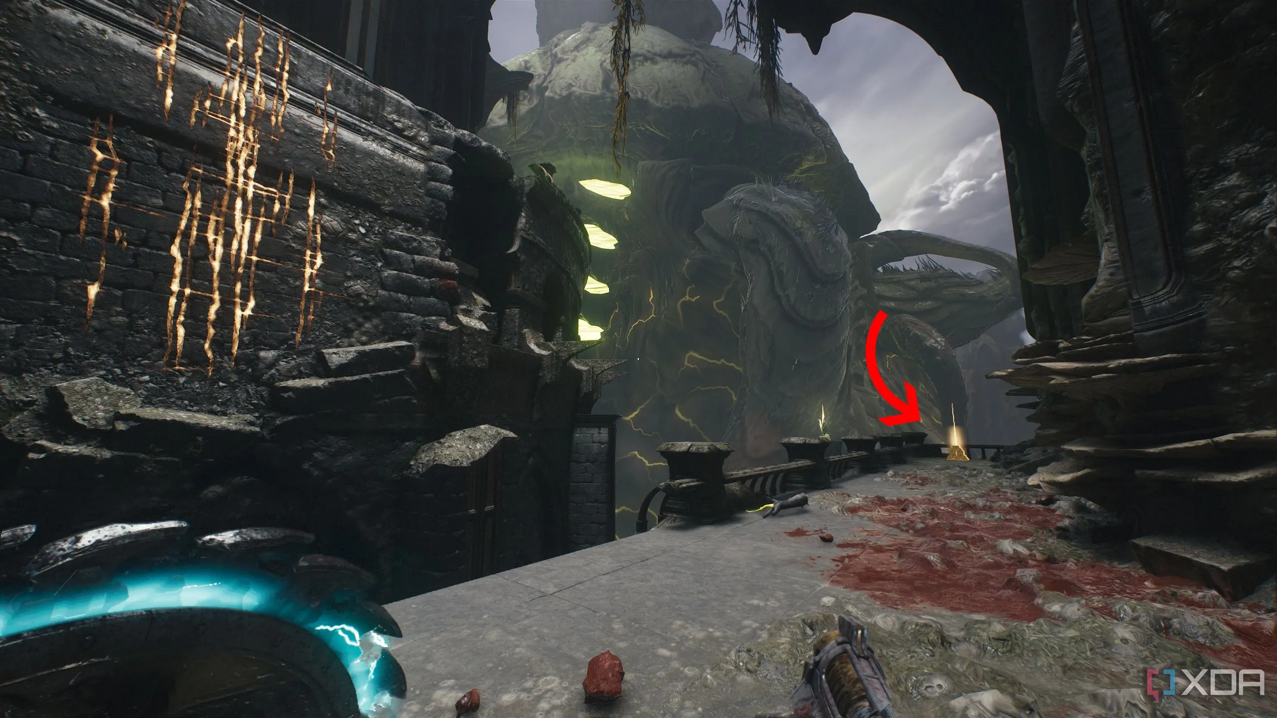 Mũi tên chỉ đến một cọc vàng ở xa gần bức tường tranh giành trong Chương 14 Doom The Dark Ages.