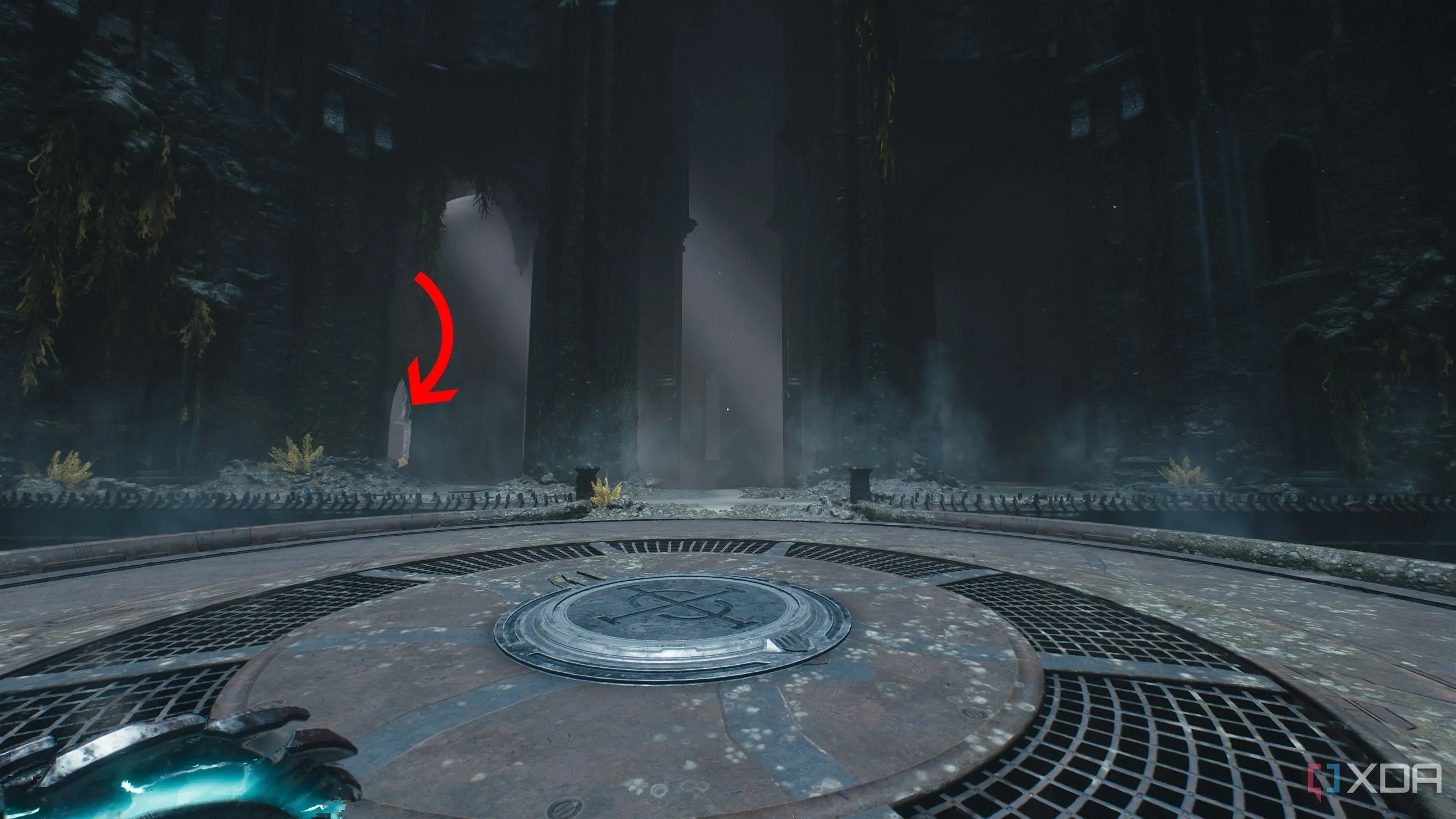 Mũi tên chỉ đến một vệt vàng gần khu vực bức tượng Cthulhu trong Chương 14 Doom The Dark Ages.