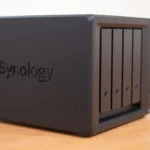 NAS Synology DS925-Plus nhìn từ bên cạnh, cho thấy thiết kế và các cổng kết nối