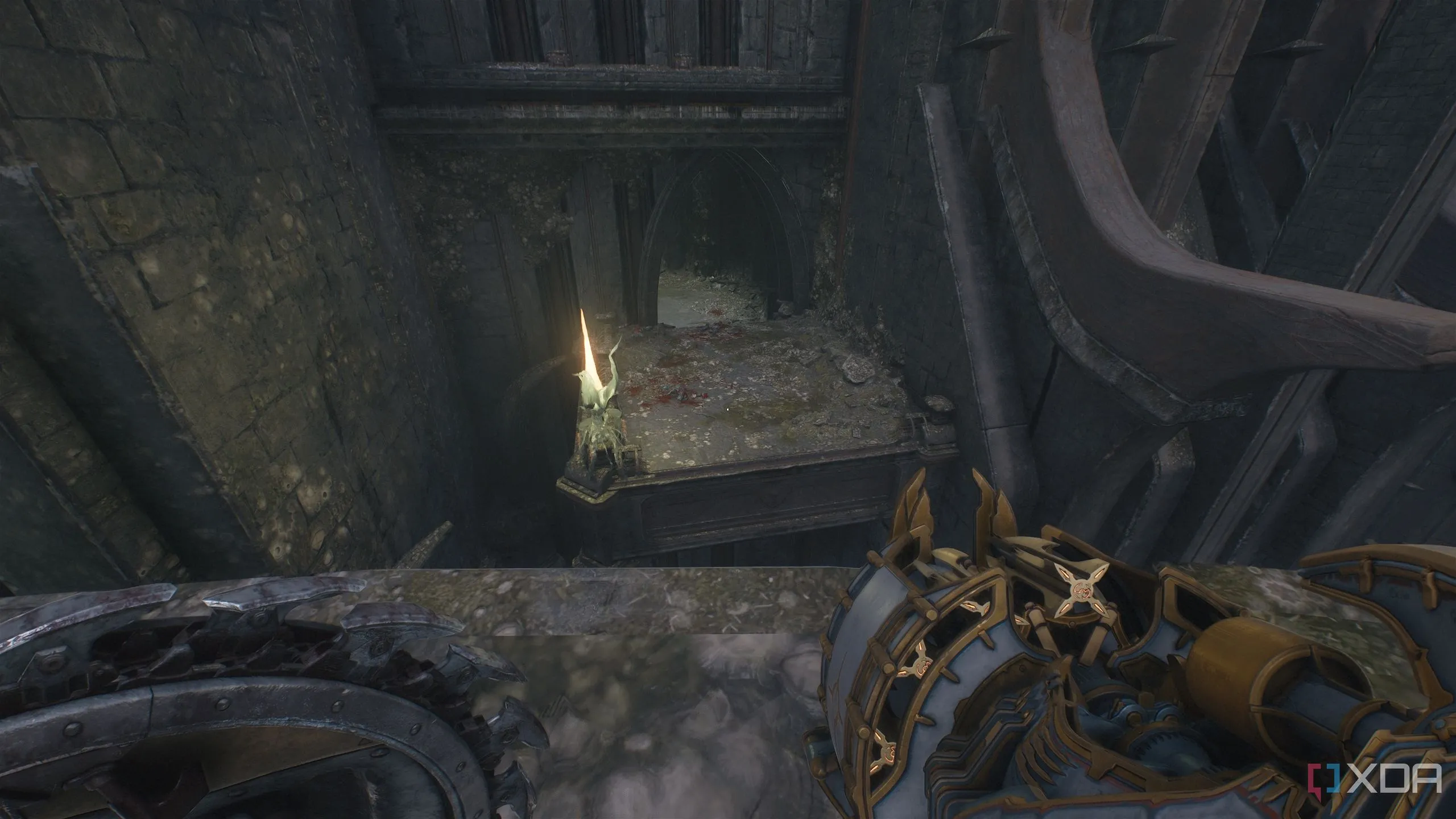 Nền tảng mục tiêu chính với cột sáng vàng trong Chương 14 Doom The Dark Ages.