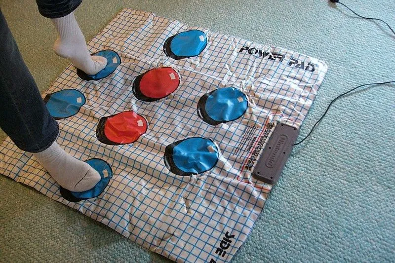 Người chơi đang đứng trên tấm thảm NES Power Pad, biểu tượng của gaming thể chất thời kỳ đầu
