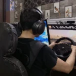 Người chơi đeo Woojer Vest 3 trải nghiệm game Assetto Corsa trên bộ lái giả lập