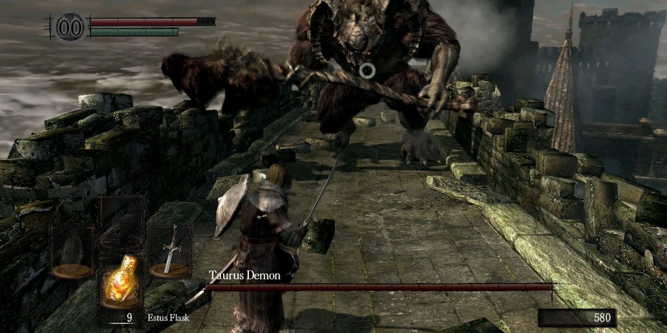 Người chơi đối đầu với Taurus Demon, một trùm đầu game Dark Souls.