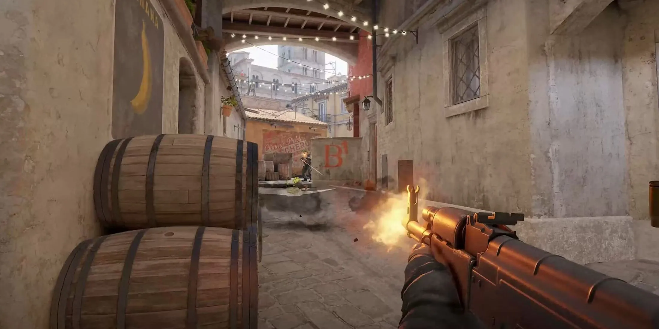 Người chơi trong Counter-Strike 2 đang cầm súng trường tấn công AK-47 chuẩn bị chiến đấu