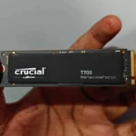 Người dùng cầm trên tay ổ cứng SSD Crucial T700 Gen5 với thiết kế tản nhiệt lớn