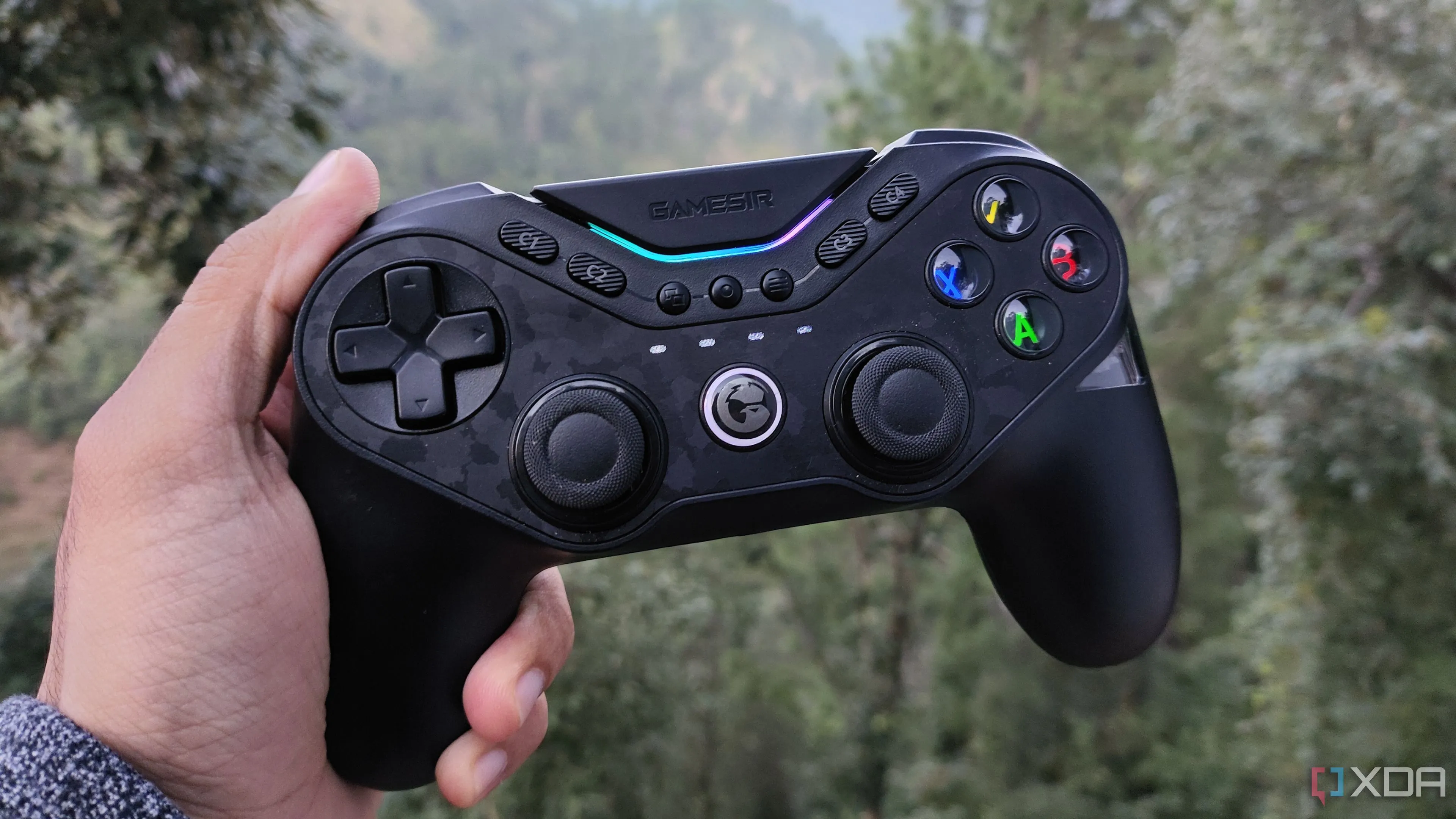 Người dùng đang cầm bộ điều khiển GameSir Tarantula Pro, biểu tượng cho trải nghiệm chơi game giả lập tiện lợi và chất lượng cao trong tương lai.