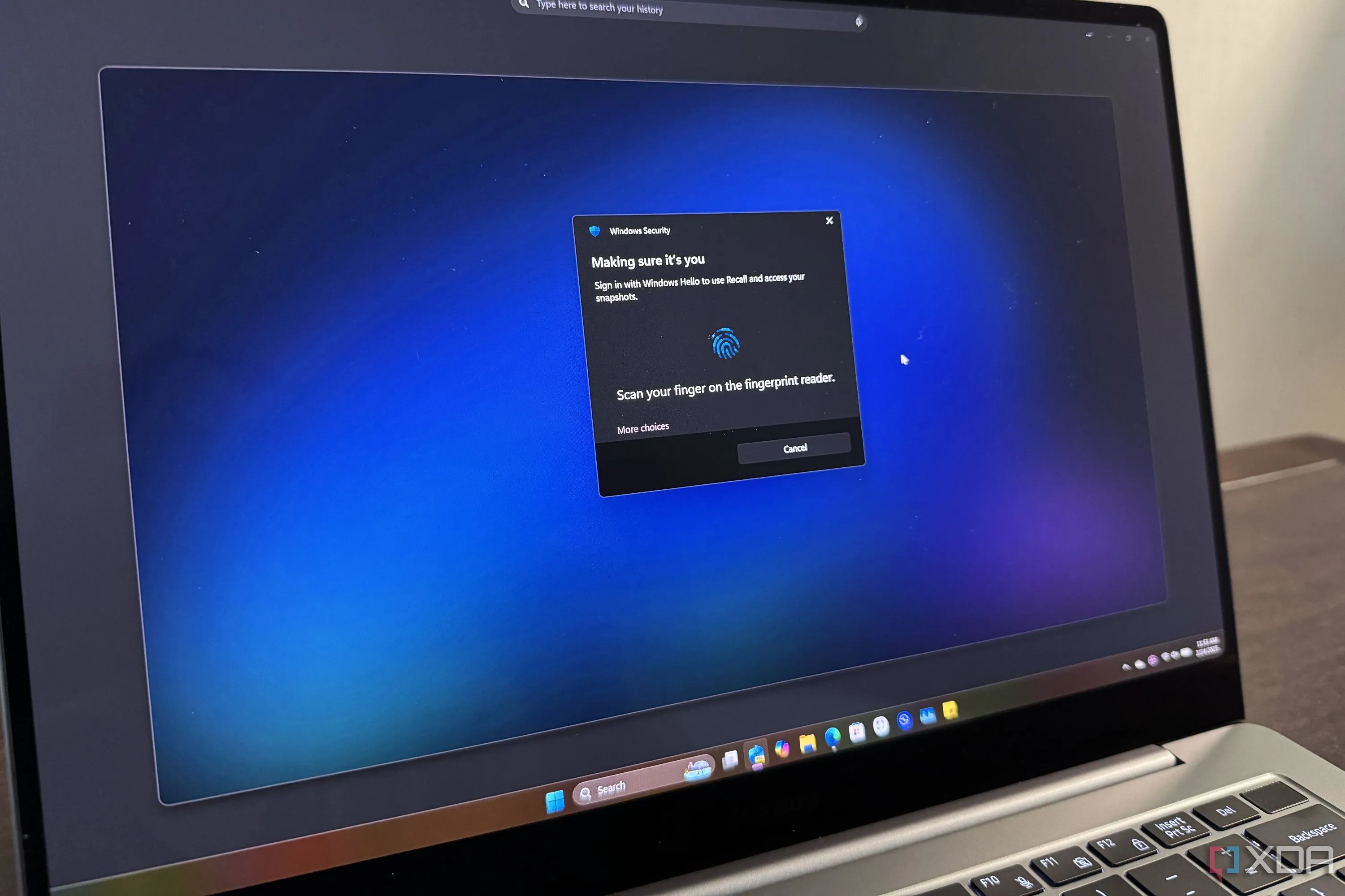 Người dùng đăng nhập bằng nhận diện khuôn mặt qua Windows Hello trên laptop Samsung Galaxy Book Pro, thể hiện tính năng bảo mật sinh trắc học tiện lợi.