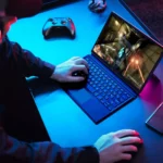 Người dùng đang trải nghiệm game Titanfall trên laptop Asus ROG Flow Z13 với tai nghe gaming