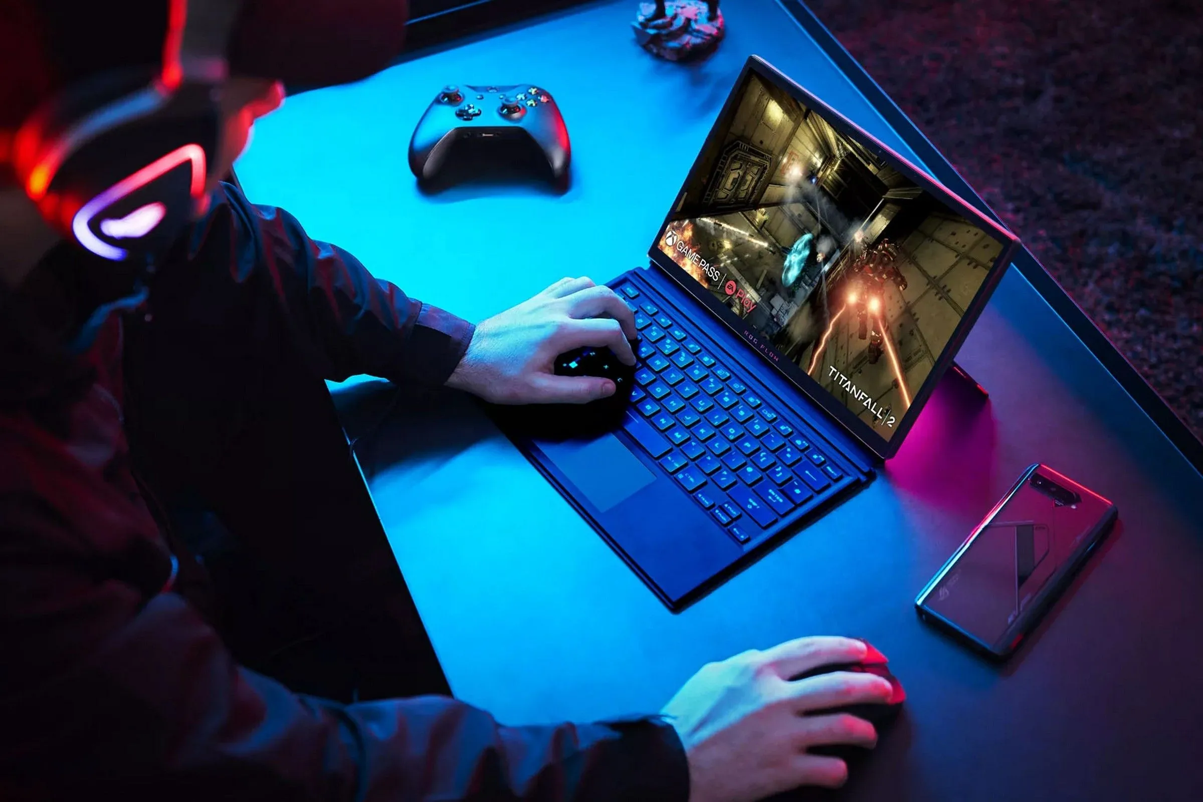 Người dùng đang trải nghiệm game Titanfall trên laptop Asus ROG Flow Z13 với tai nghe gaming