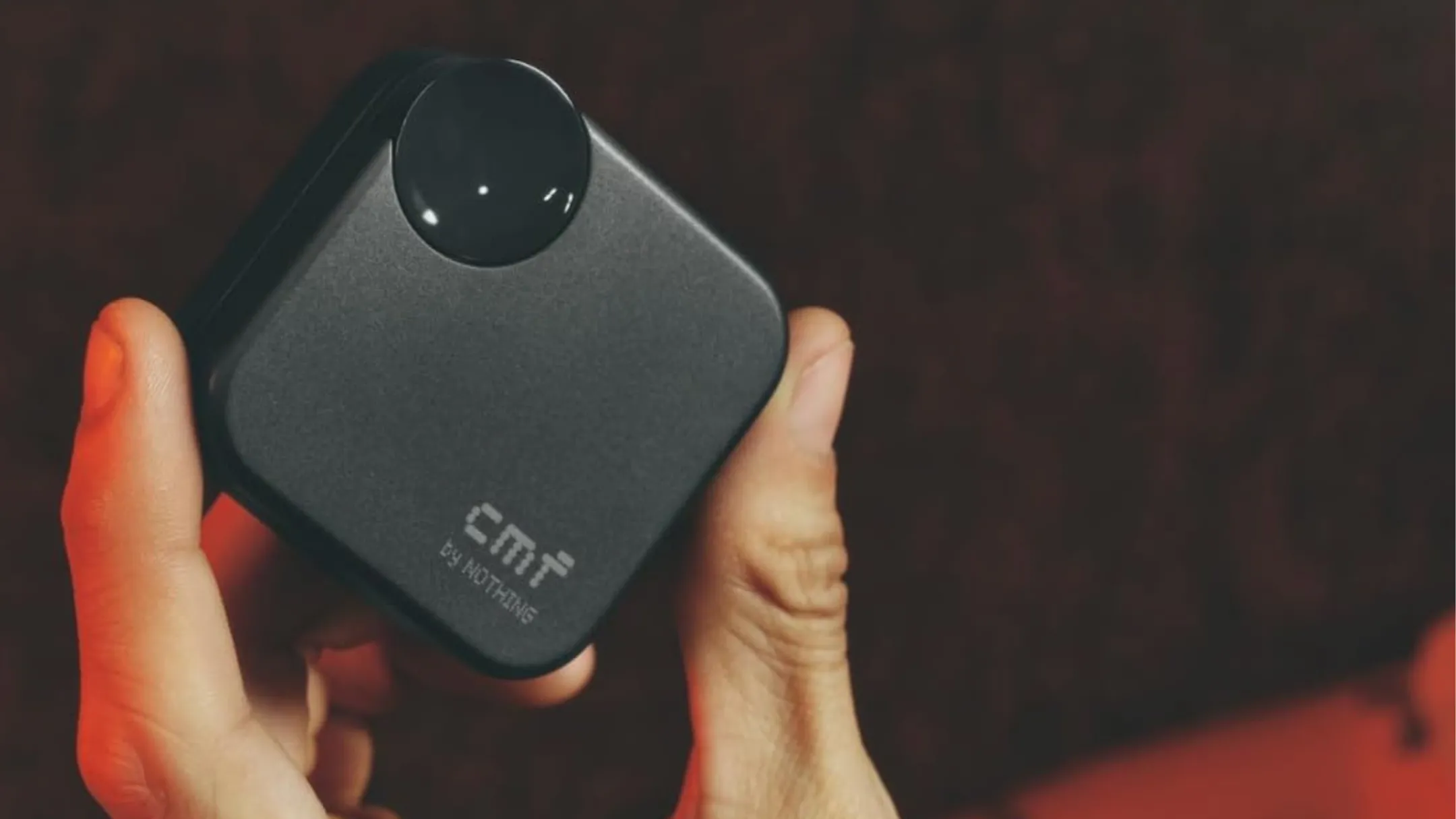 Người dùng đeo tai nghe không dây CMF Buds 2a