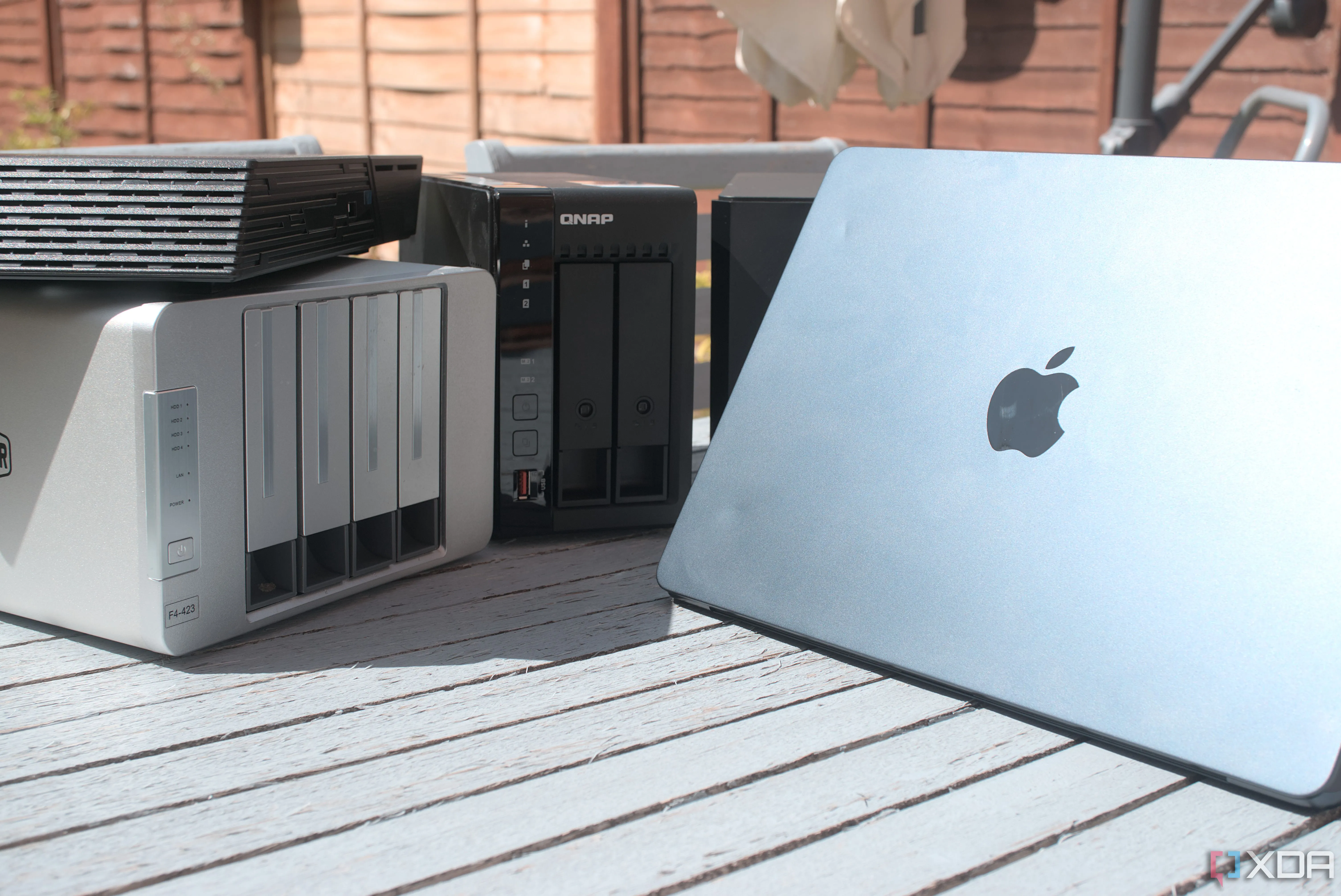 Người dùng thao tác trên MacBook Air với thiết bị NAS