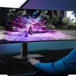 Người dùng trải nghiệm màn hình Samsung Odyssey QD-OLED 49 inch cong