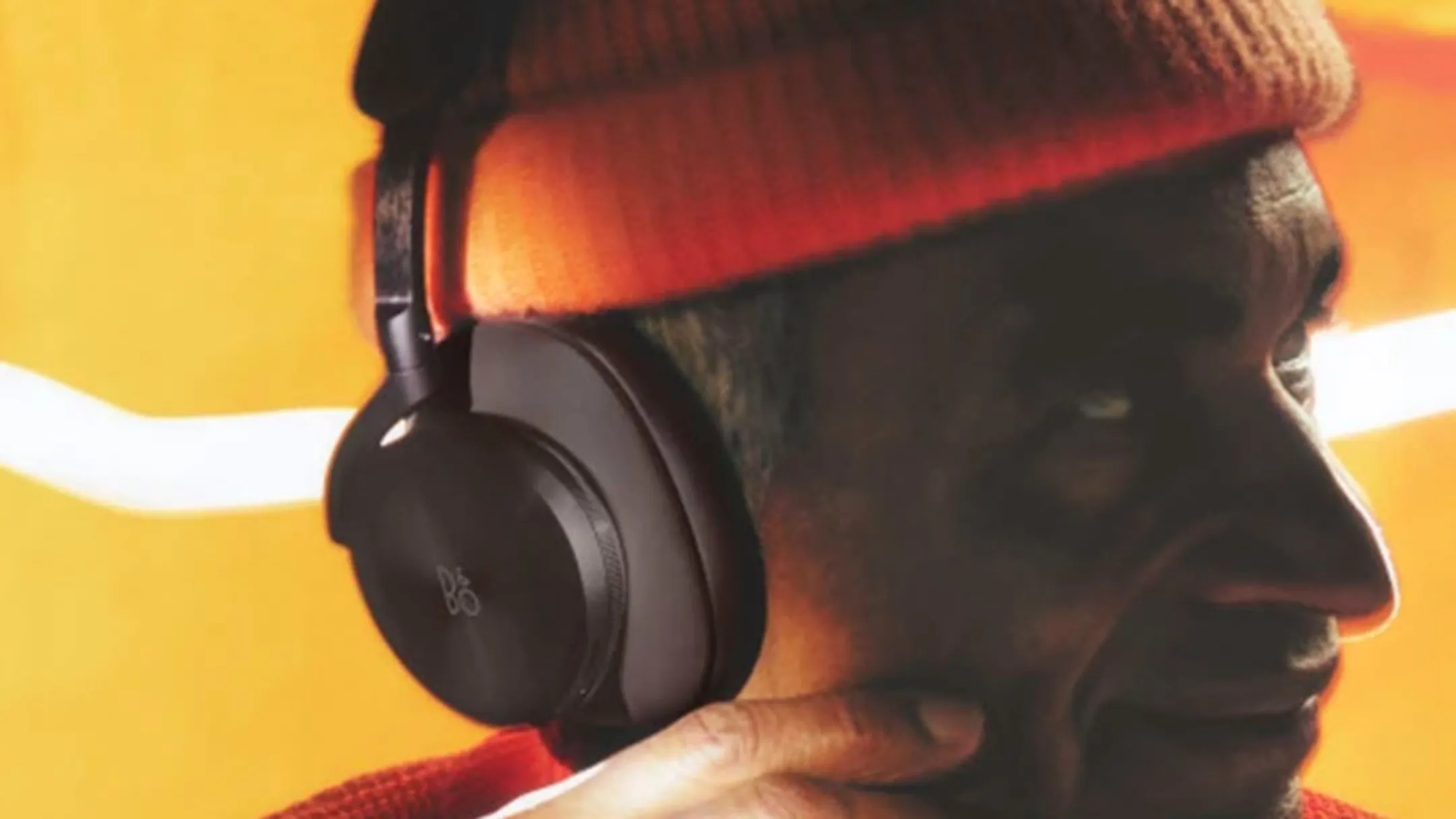 Người dùng trải nghiệm sự thoải mái và tính năng chống ồn của tai nghe Bang &amp; Olufsen Beoplay H95