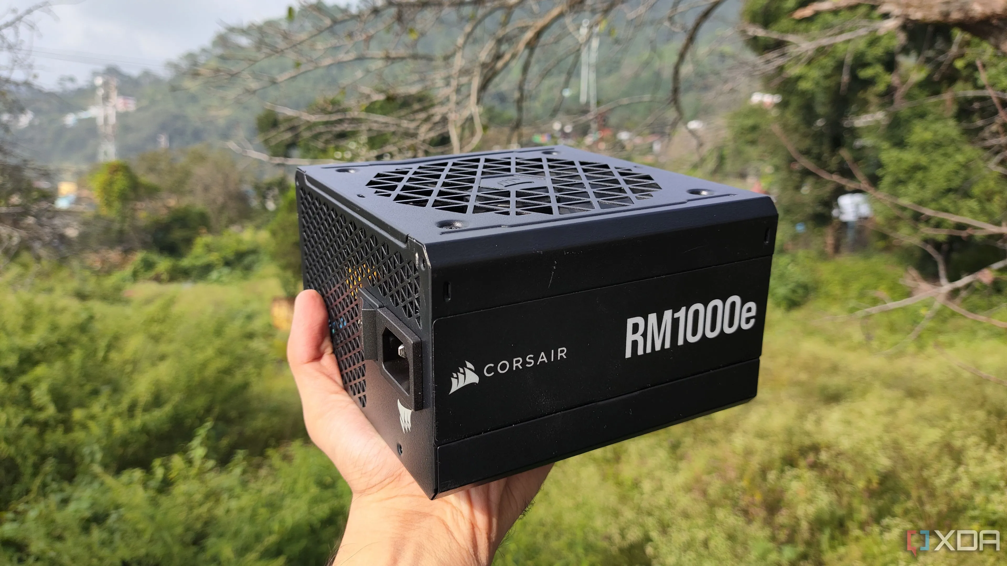 Nguồn máy tính Corsair RM1000e, một PSU chuẩn Gold phổ biến cho PC gaming cao cấp, minh họa cho việc nâng cấp nguồn khi sử dụng RTX 5090.