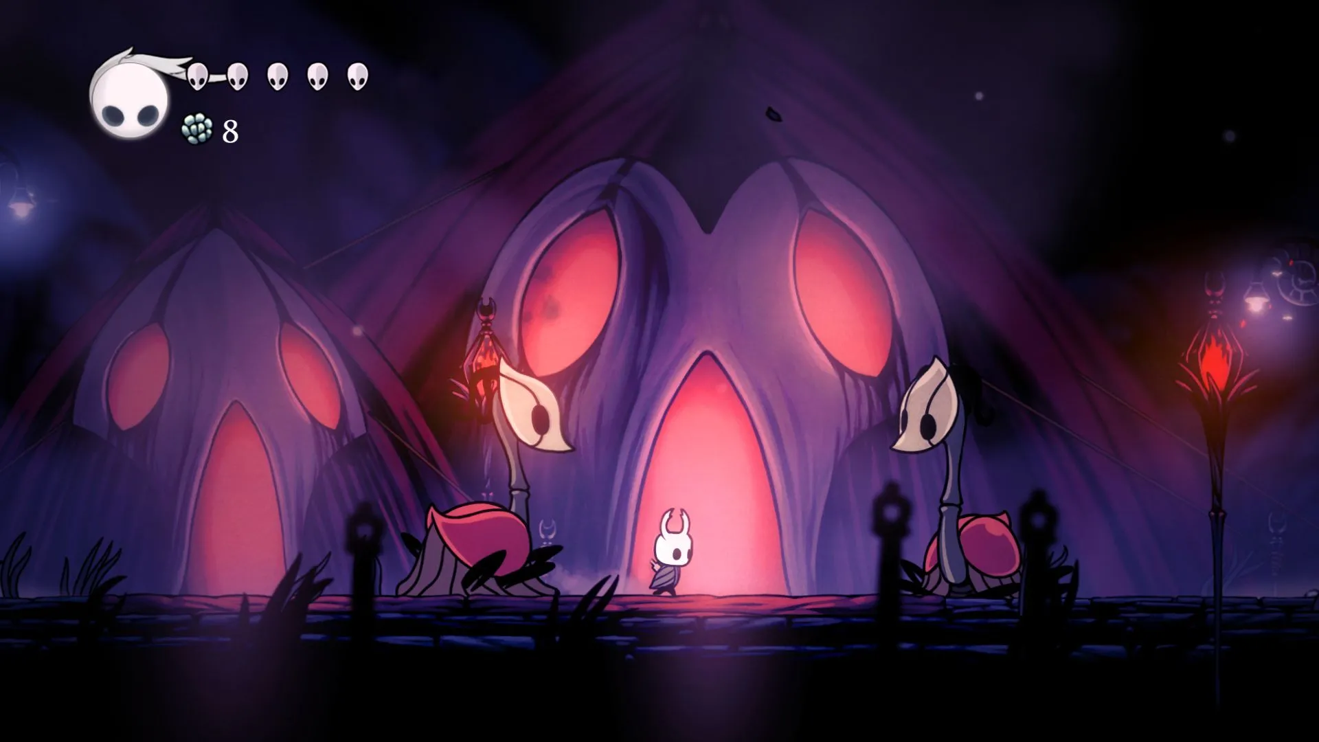 Nhân vật hiệp sĩ trong Hollow Knight đứng giữa hai quái vật, minh họa cho một trong những tựa game ảnh hưởng lớn có mặt trong đợt Sale Steam Mùa Xuân.