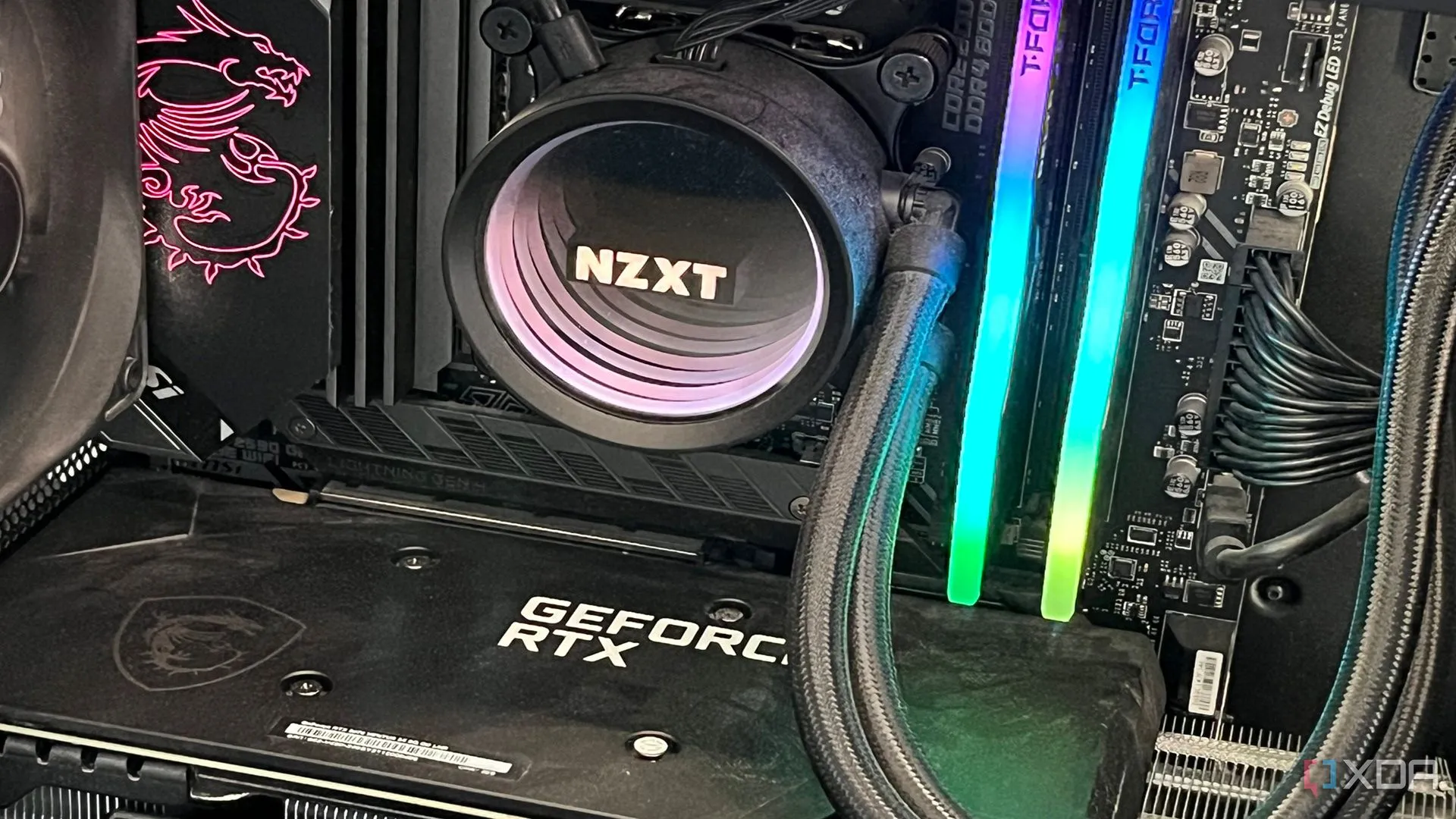 Nội thất một bộ PC gaming với tản nhiệt nước AIO và logo NZXT