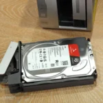Ổ cứng HDD bên trong NAS TerraMaster F2-423, minh họa tầm quan trọng của cảnh báo sức khỏe ổ đĩa SMART