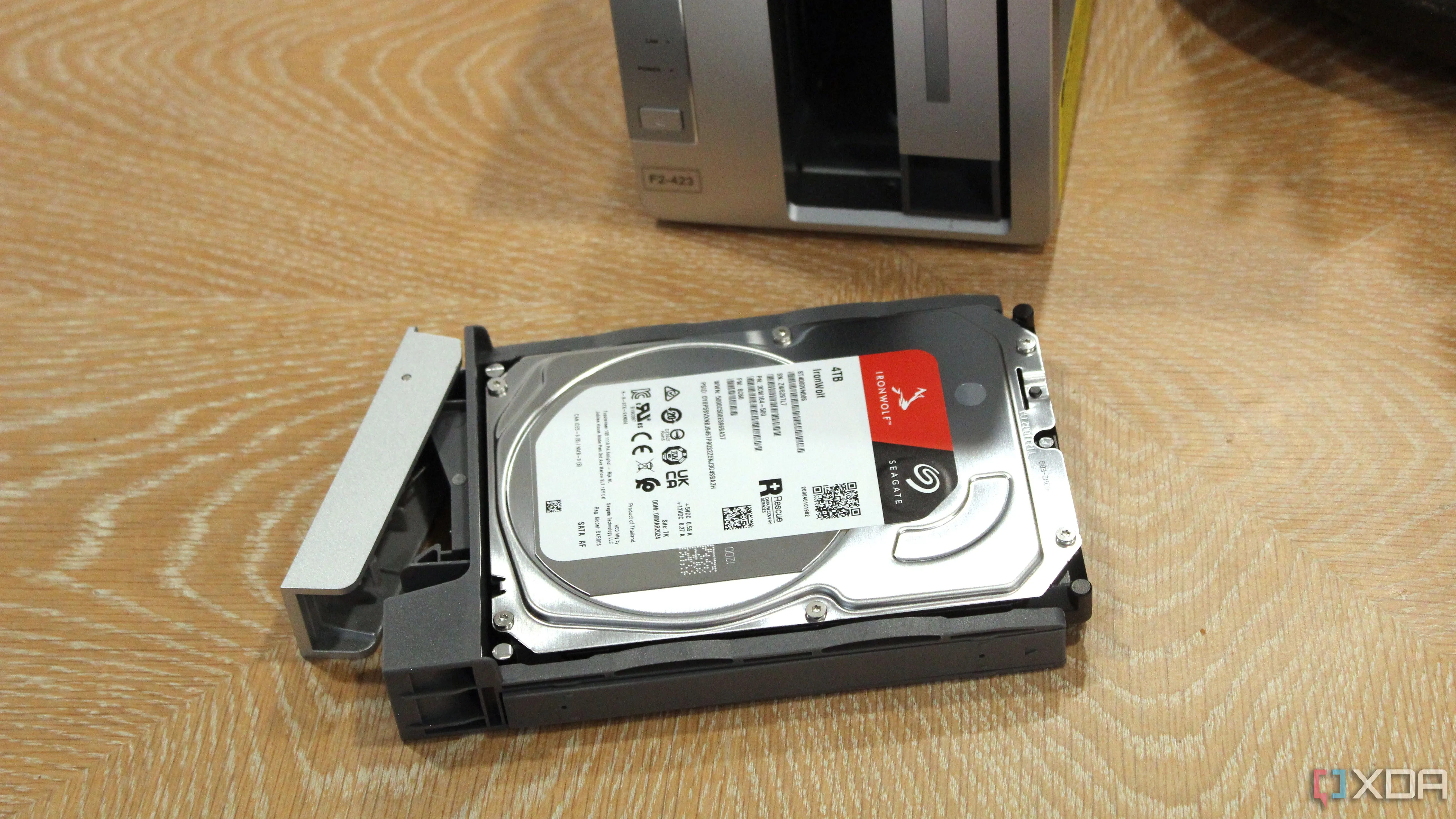 Ổ cứng HDD bên trong NAS TerraMaster F2-423, minh họa tầm quan trọng của cảnh báo sức khỏe ổ đĩa SMART