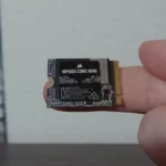 Ổ cứng SSD M.2 Corsair MP600 Core Mini với chân cắm M-keying, minh họa kích thước nhỏ gọn của SSD M.2 NVMe.