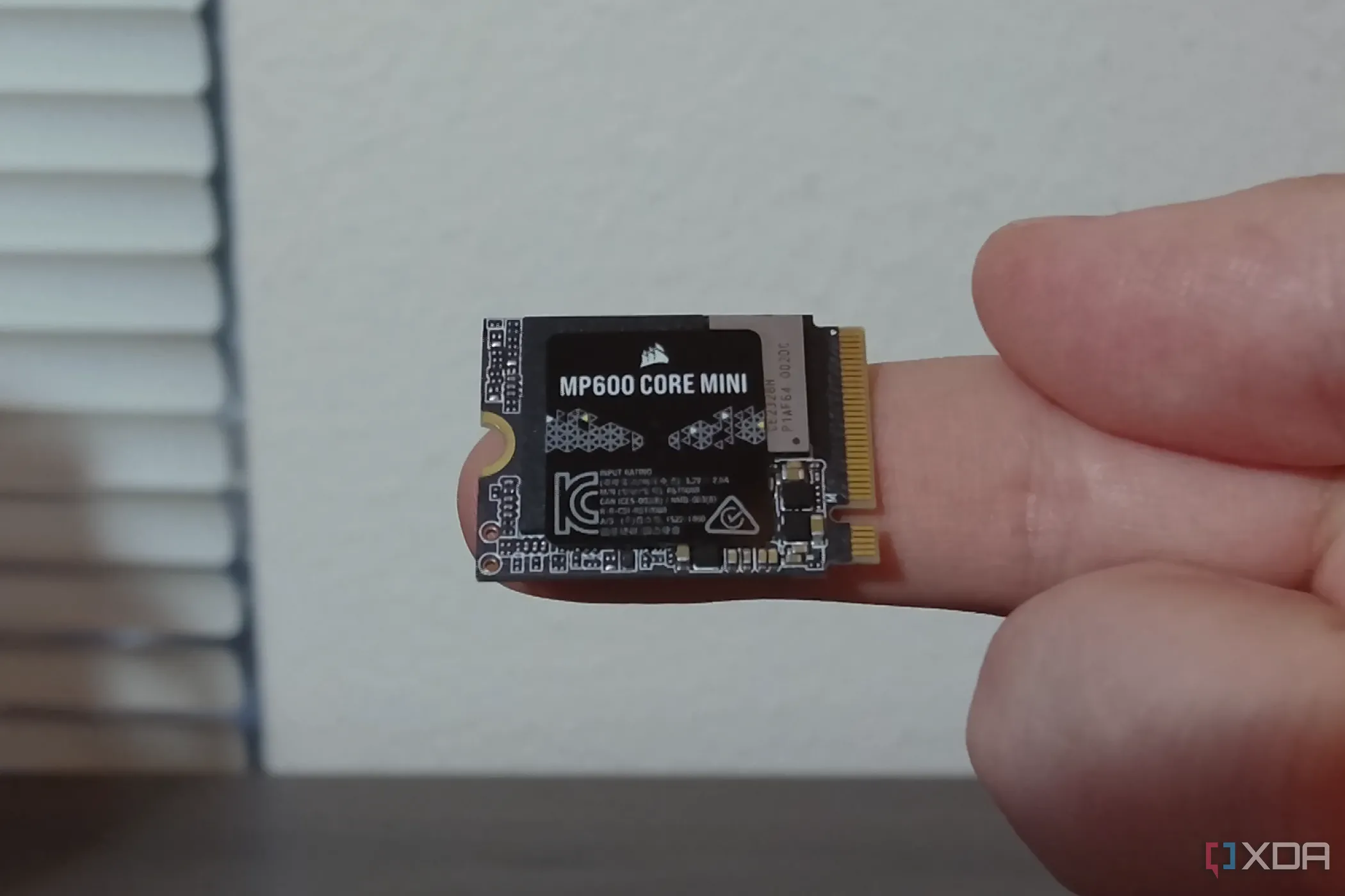 Ổ cứng SSD M.2 Corsair MP600 Core Mini với chân cắm M-keying, minh họa kích thước nhỏ gọn của SSD M.2 NVMe.