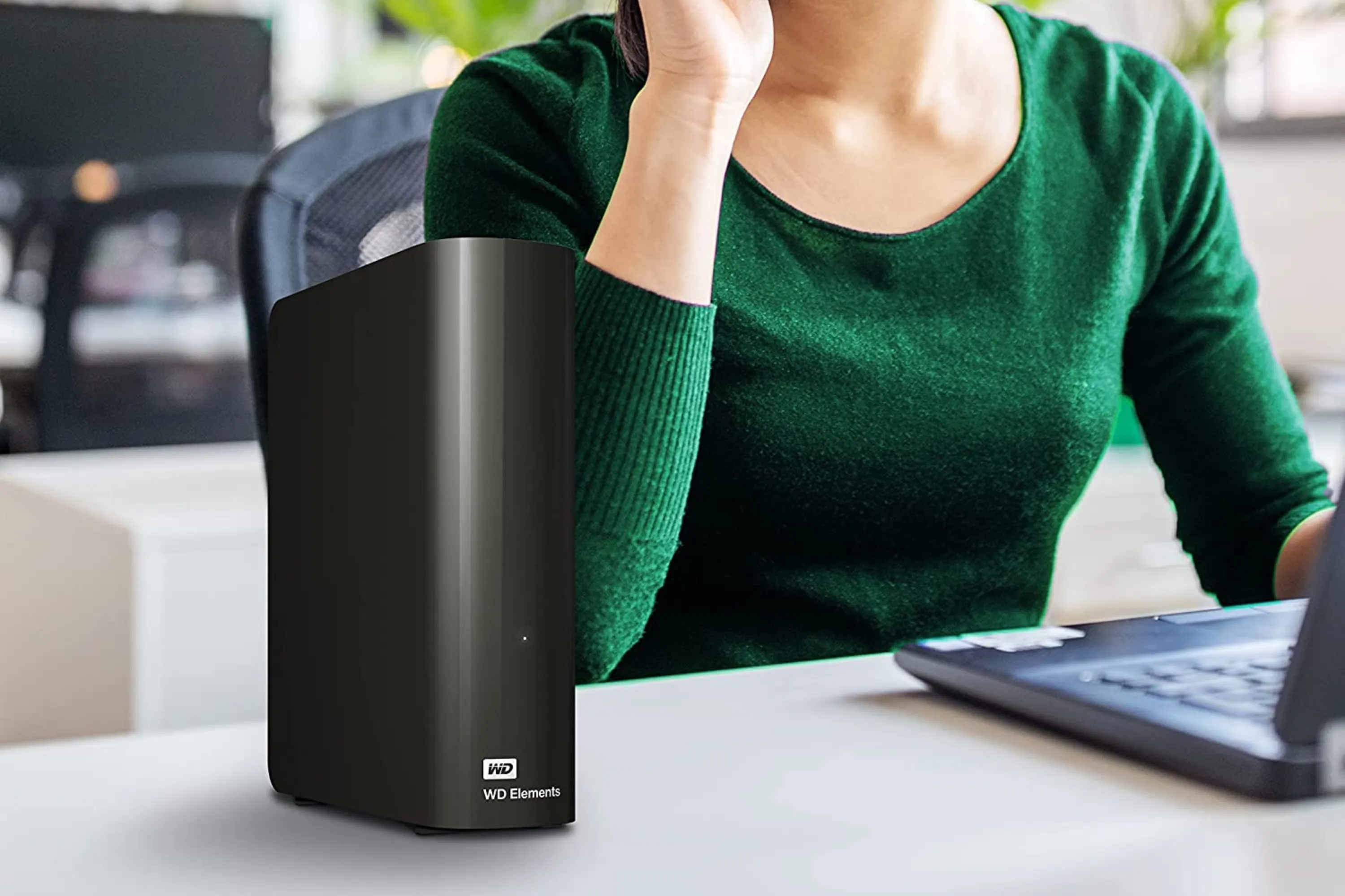 Ổ cứng Western Digital Elements 14TB đặt trên bàn làm việc