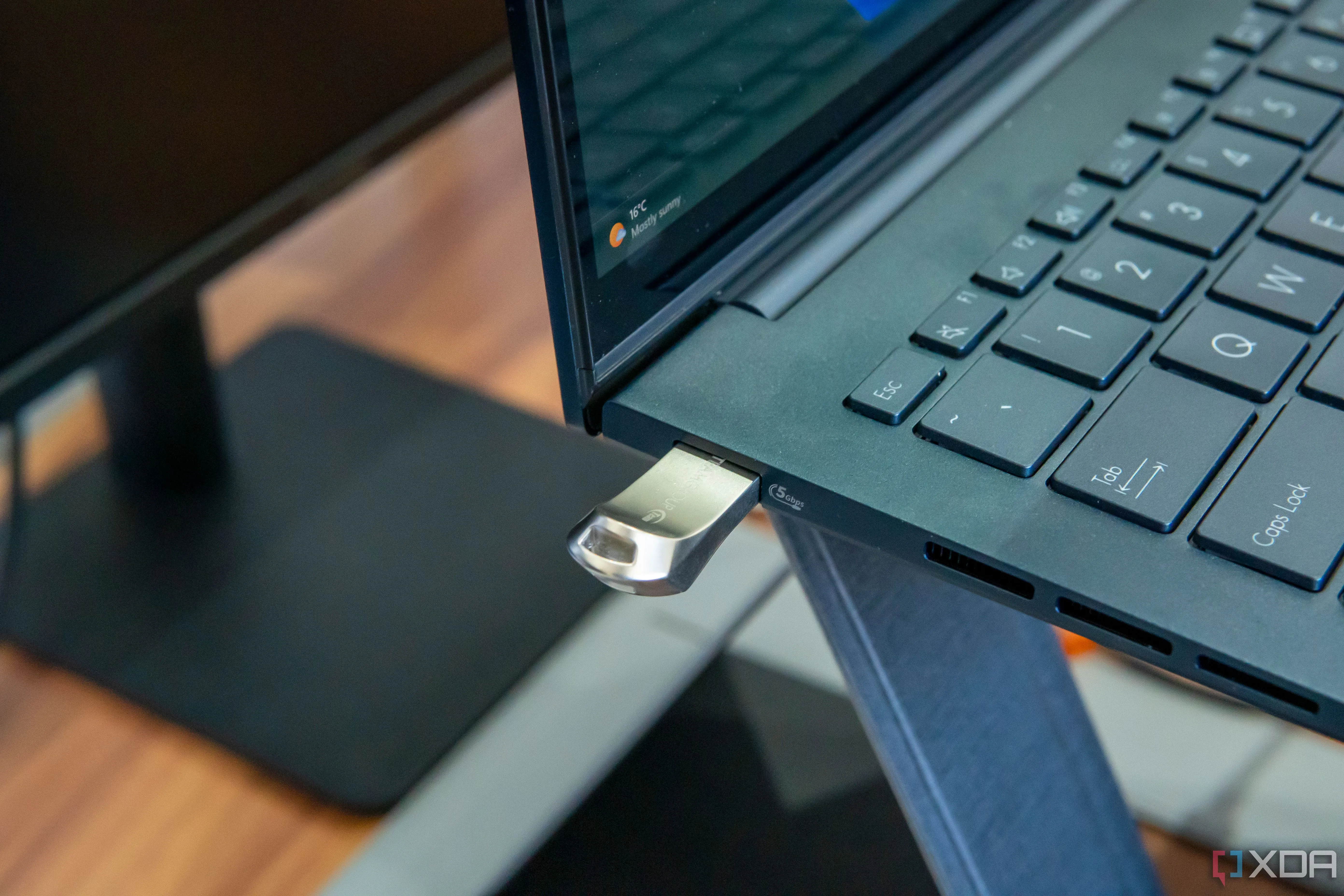 Ổ đĩa flash USB được cắm vào cổng laptop, biểu tượng cho việc mở rộng bộ nhớ