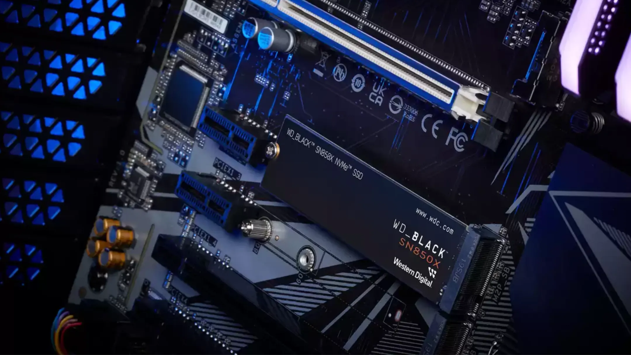 Ổ SSD WD Black SN850X NVMe 8TB được lắp đặt trên bo mạch chủ máy tính