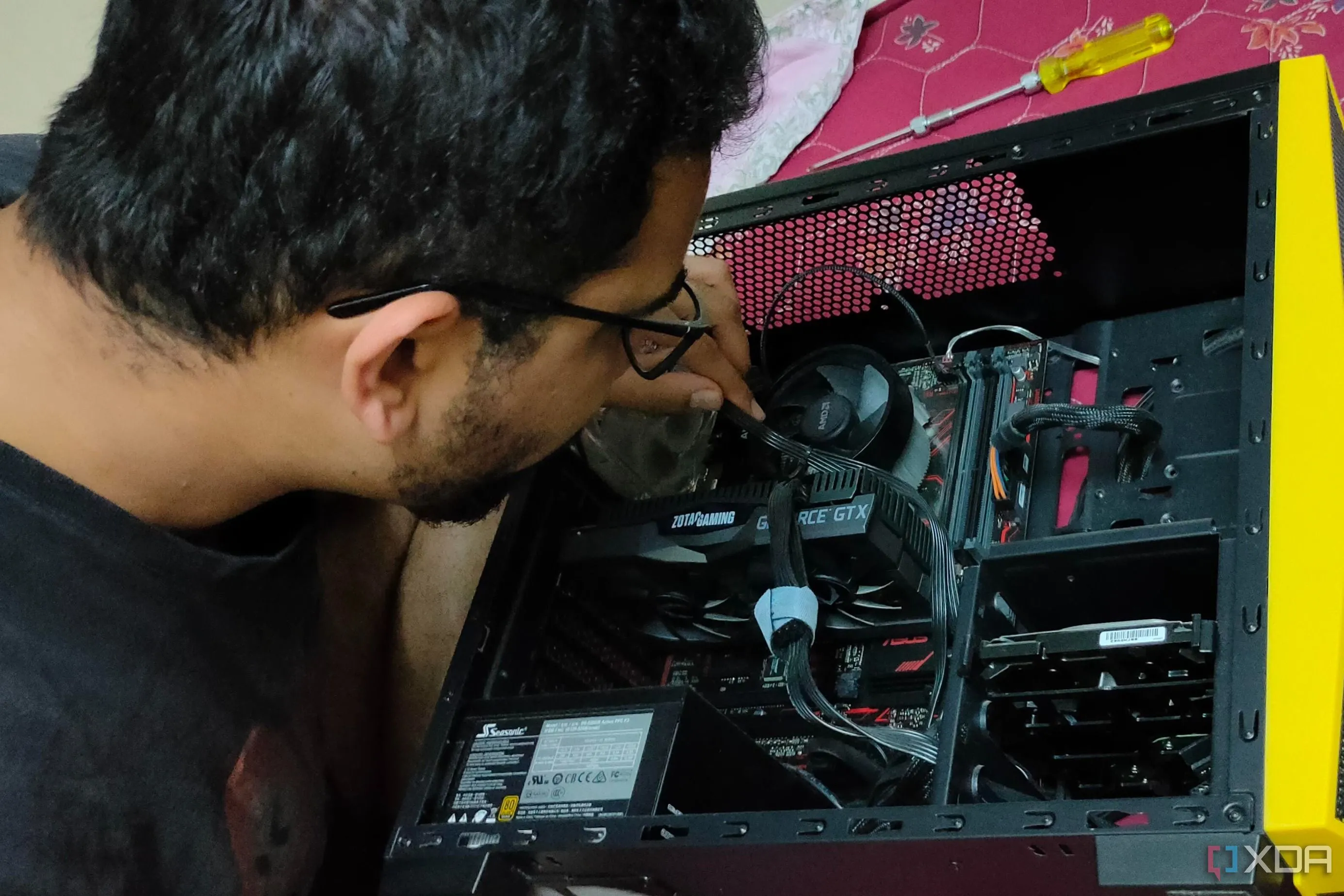 Quy trình lắp ráp một chiếc PC gaming với CPU Ryzen và GPU Nvidia, cho thấy sự phức tạp mà PC lắp sẵn có thể giải quyết.