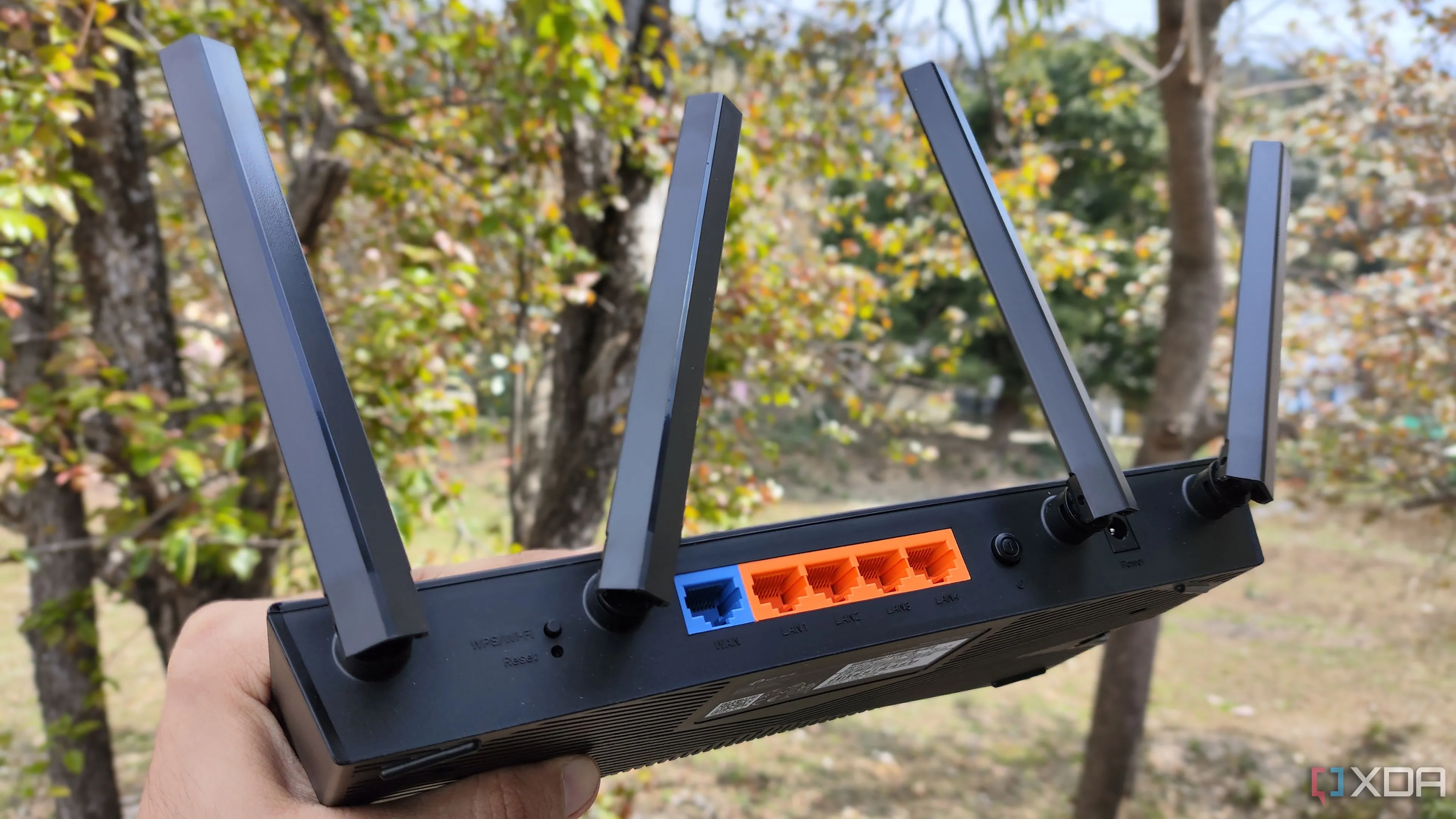 Router TP-Link với nhiều cổng Ethernet, minh họa tầm quan trọng của số lượng cổng kết nối trên hệ thống OPNsense.