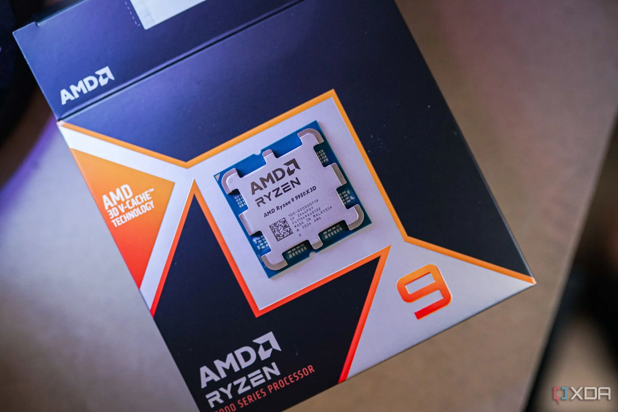 Ryzen 9 9950X3D nằm trên hộp bao bì, đại diện cho CPU AMD mạnh mẽ