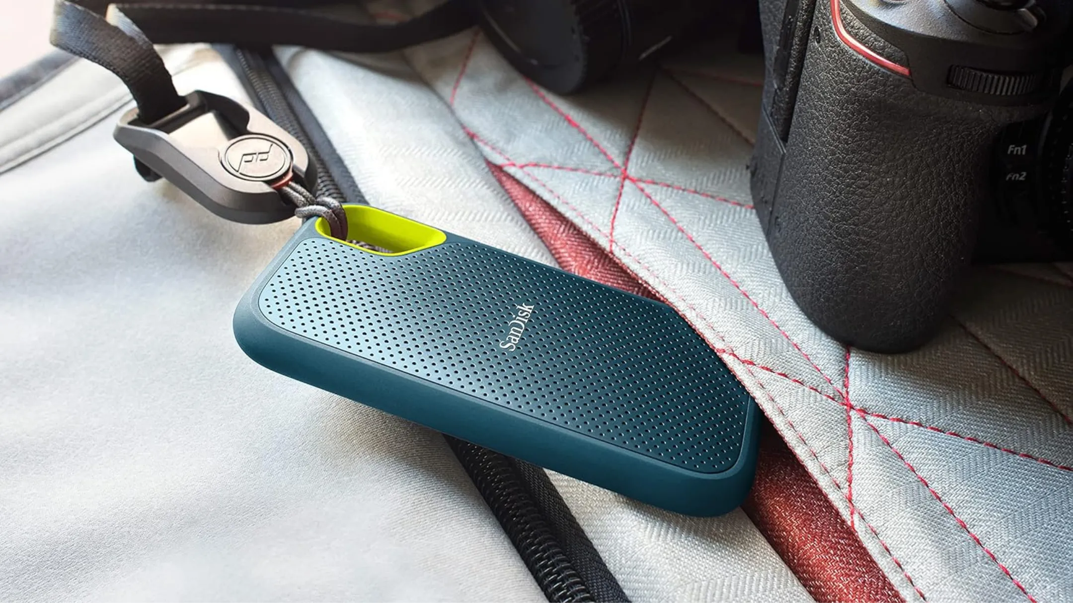 SanDisk Extreme Portable SSD 4TB được gắn vào móc khóa, thể hiện tính di động cao