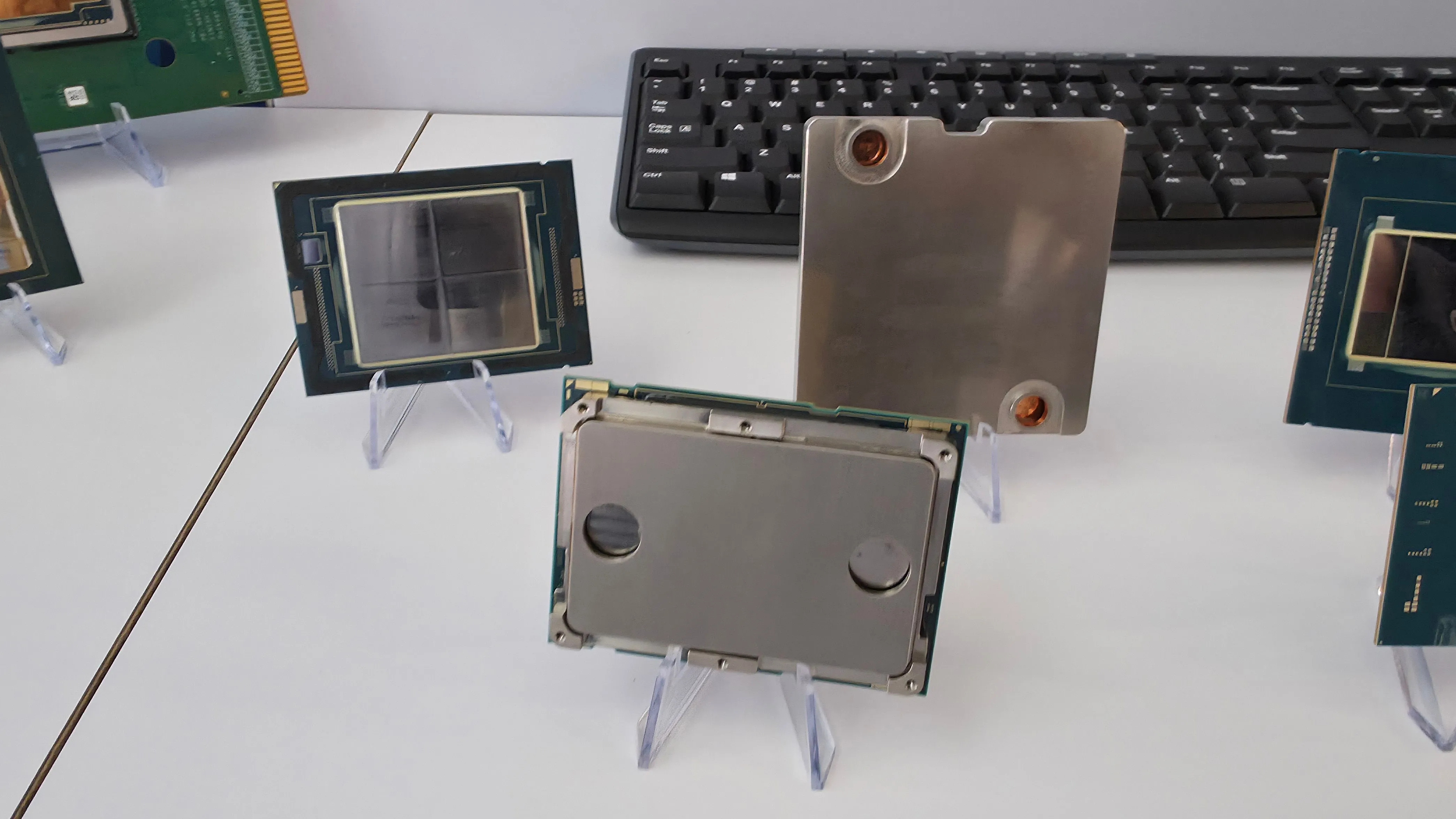 Sơ đồ minh họa công nghệ tản nhiệt lỏng trực tiếp Intel với các vi kênh bên trong IHS