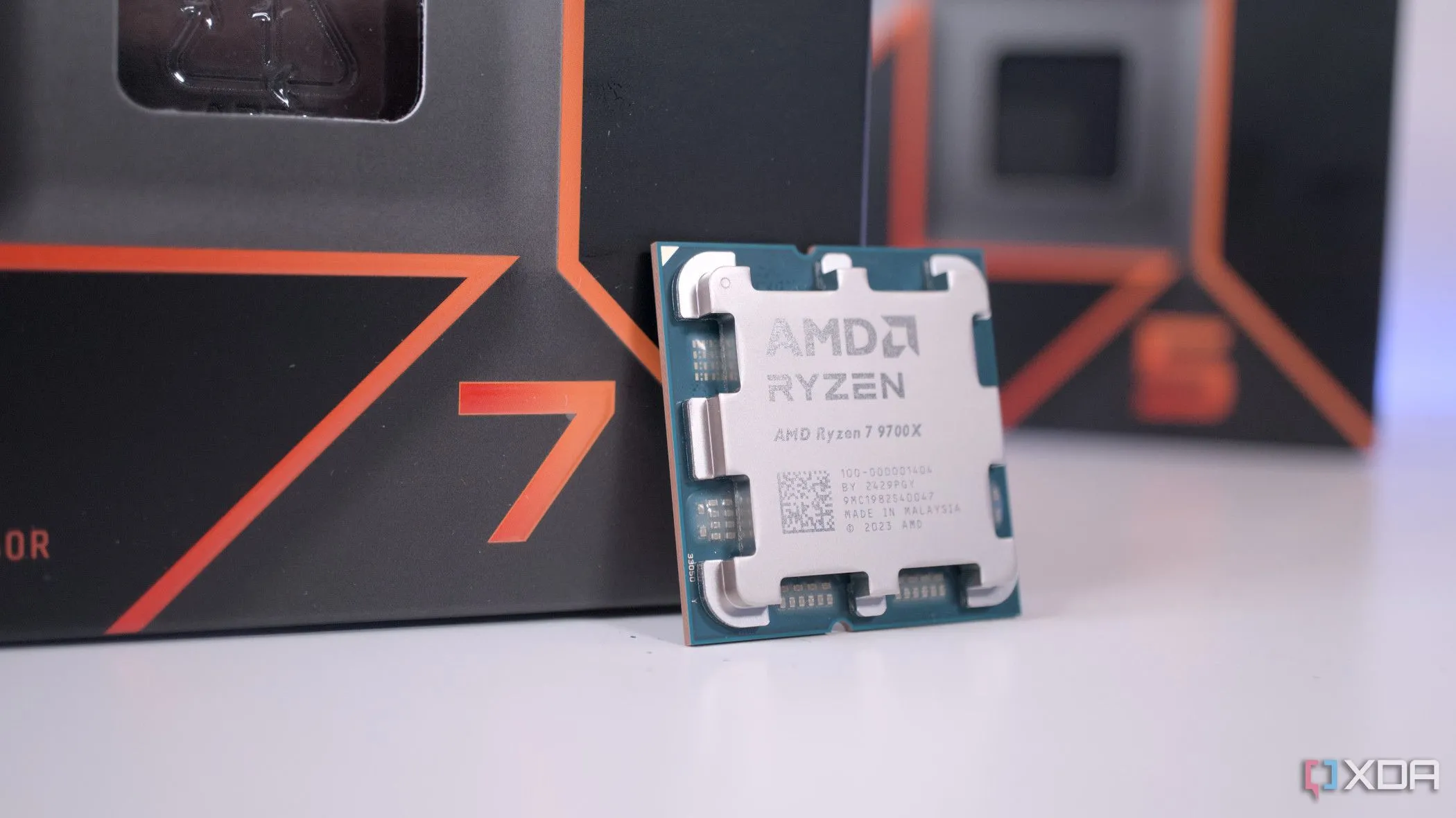 So sánh kích thước CPU AMD Ryzen 7 9700X và hộp đựng Ryzen 5
