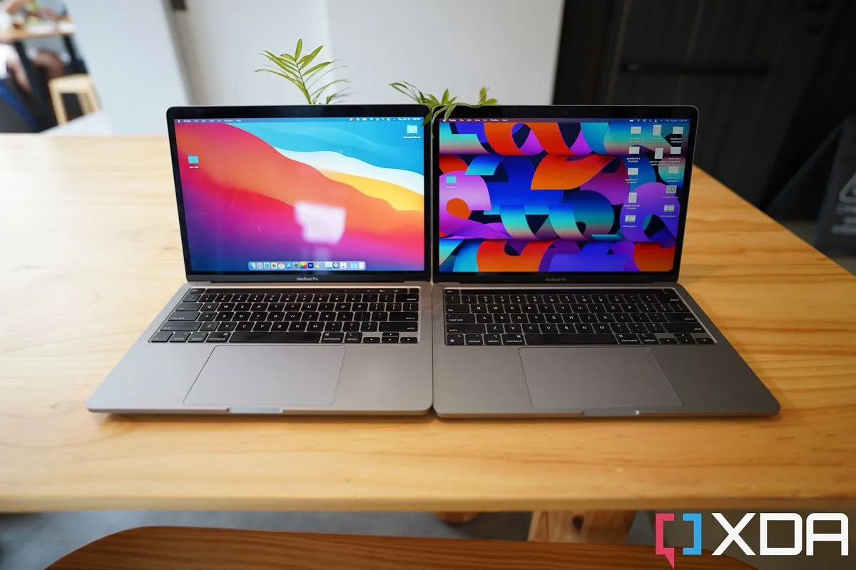 So sánh MacBook Pro 13 inch Intel bên cạnh MacBook Pro 13 inch Apple Silicon