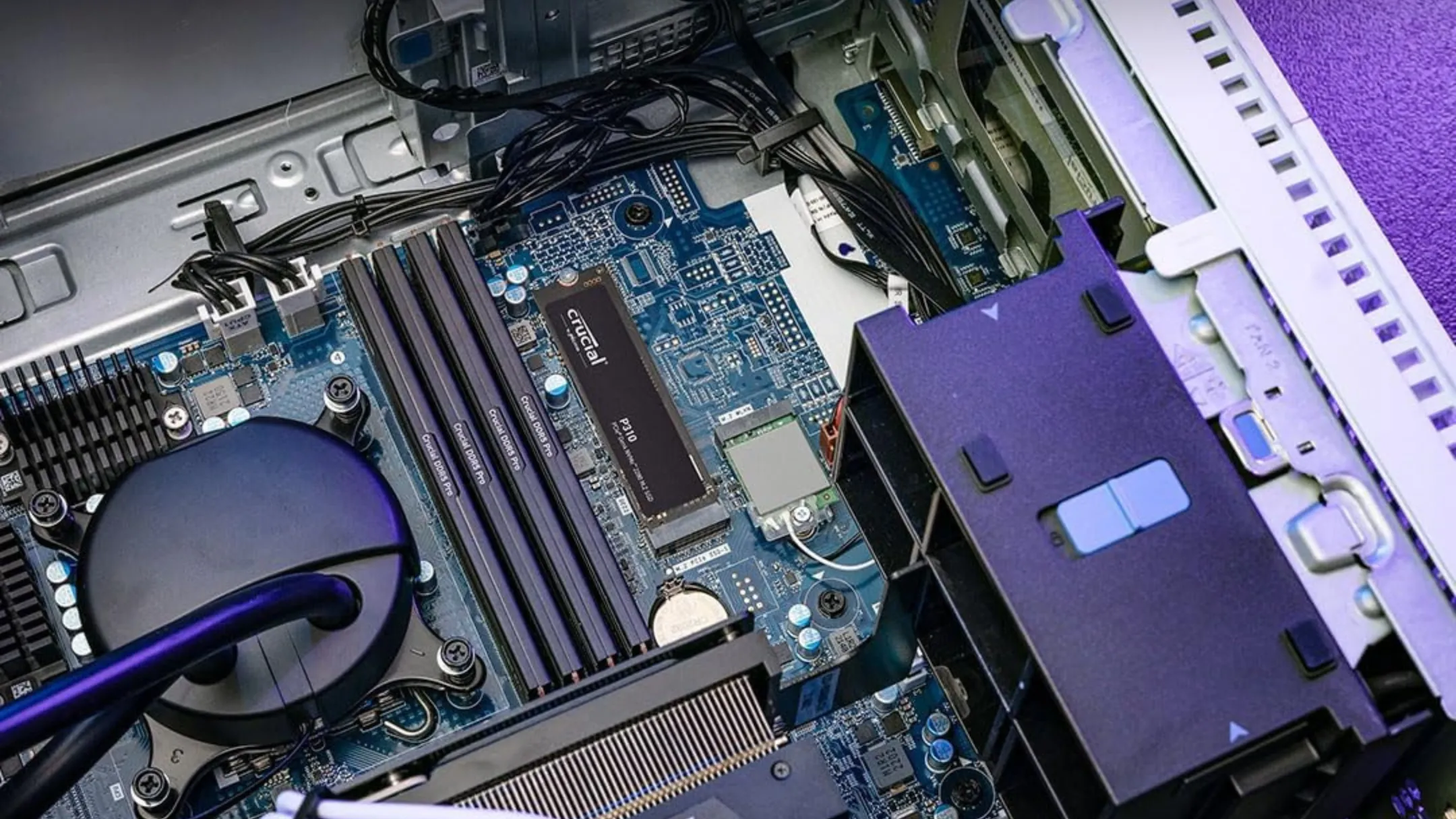 SSD Crucial P310 được lắp đặt bên trong máy tính PC