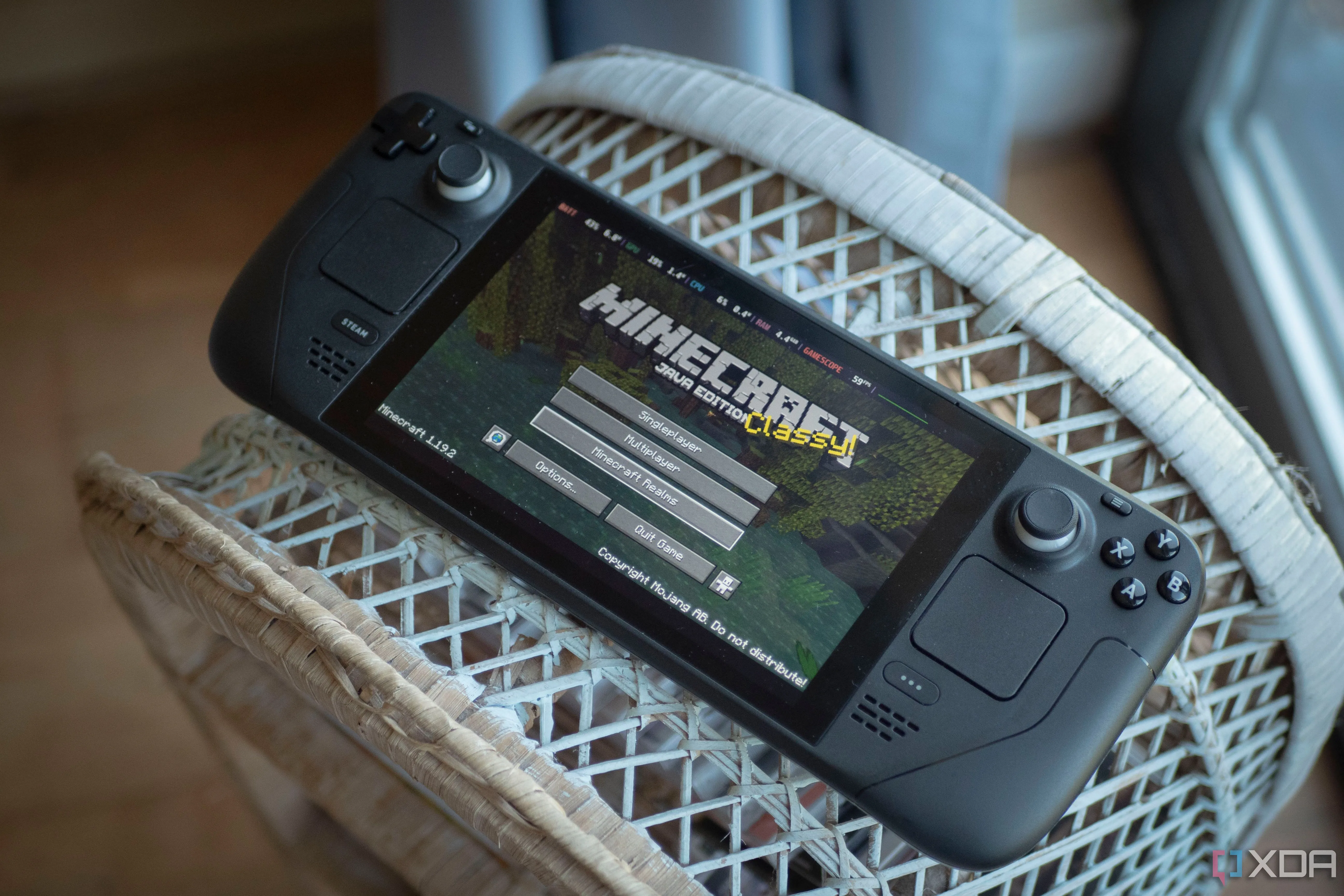 Steam Deck trên bàn với Minecraft đang hiển thị trên màn hình