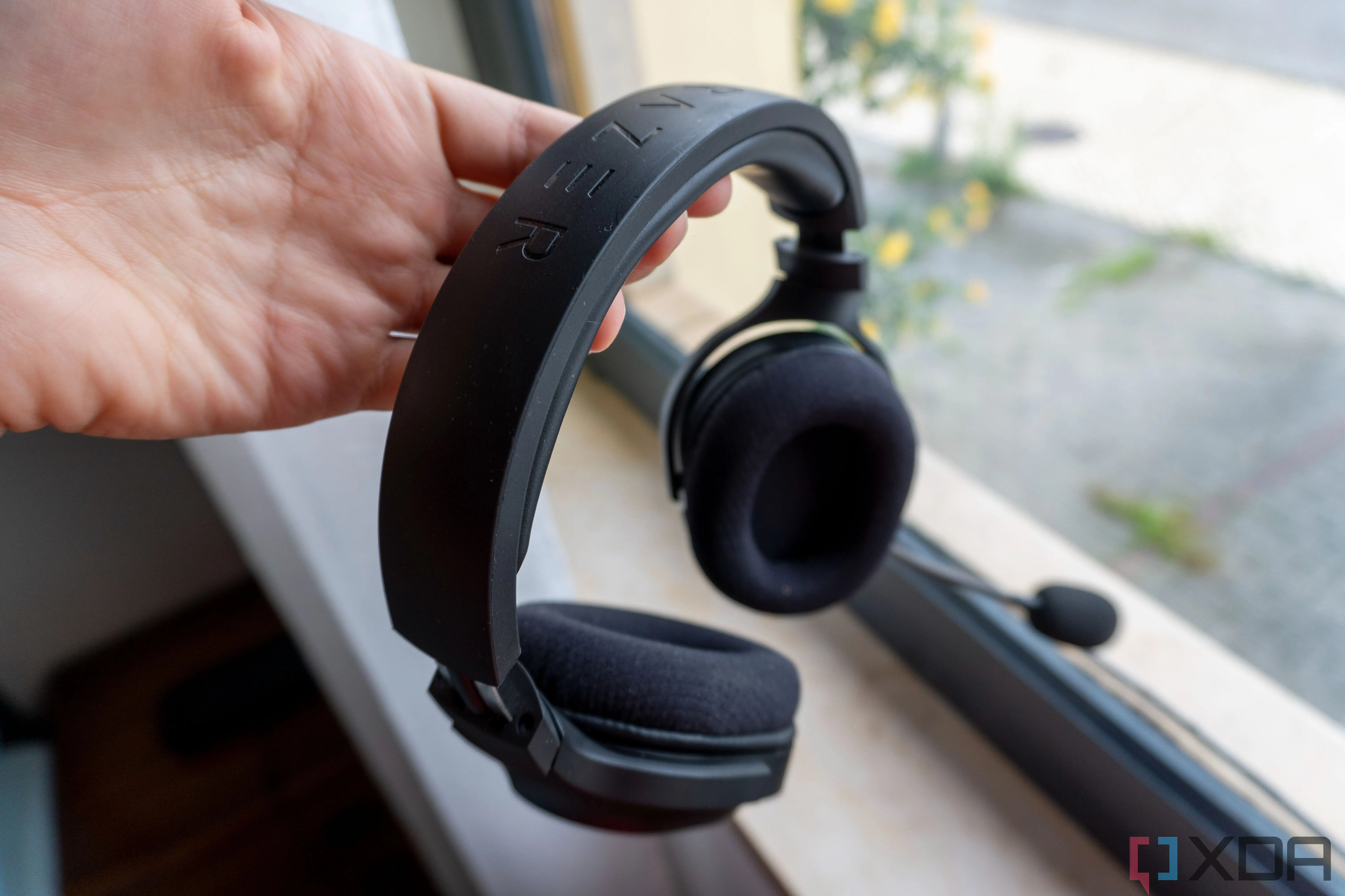 Tai nghe gaming Razer Barracuda X đang được đeo bởi một người dùng, mô tả trải nghiệm tai nghe không dây.
