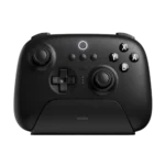 Tay cầm 8BitDo Ultimate Wireless màu trắng kèm dock sạc trên bàn