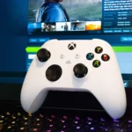 Tay cầm chơi game Xbox Wireless màu trắng tinh tế, thiết bị điều khiển quen thuộc của game thủ Xbox.