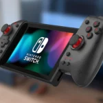 Tay cầm HORI Split Pad Pro màu đen gắn trên Nintendo Switch, cho thấy thiết kế lớn hơn và thoải mái hơn khi cầm