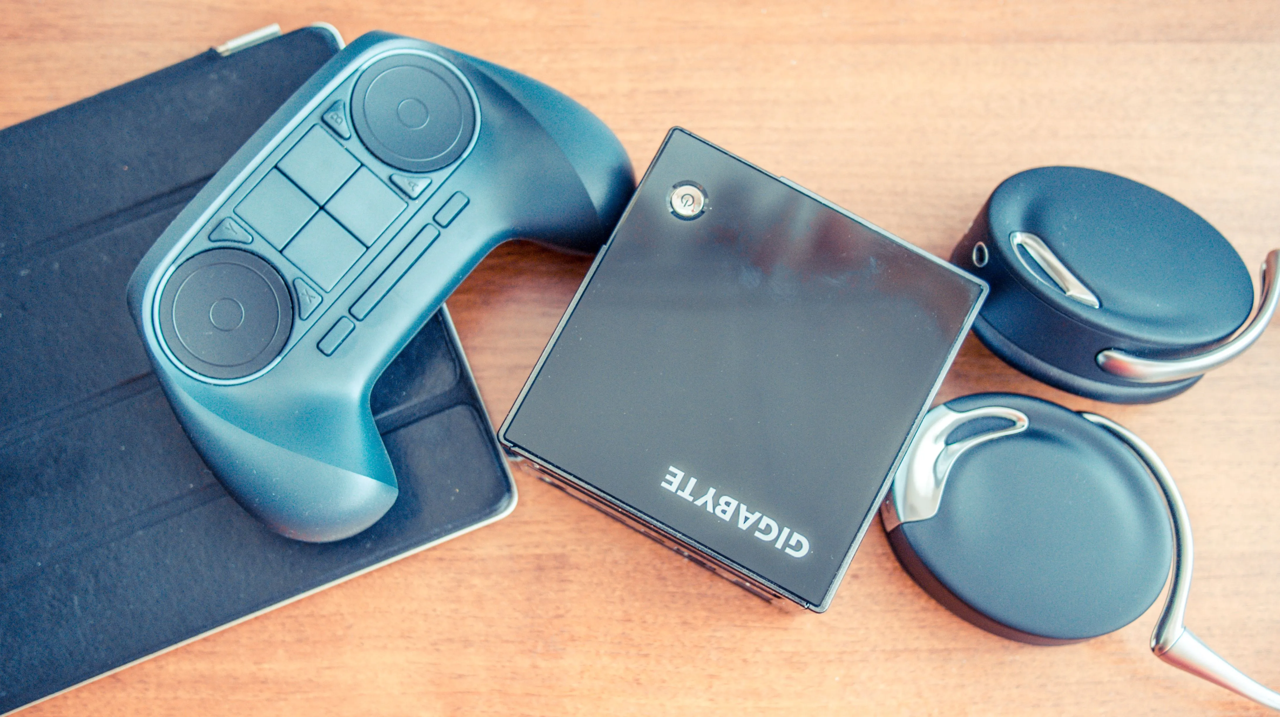 Tay cầm Steam Controller thế hệ cũ trên một Steam Machine của Gigabyte, biểu tượng của kỷ nguyên console game Valve.
