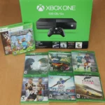 Tay cầm và bảng điều khiển Xbox One với các biểu tượng game trên màn hình