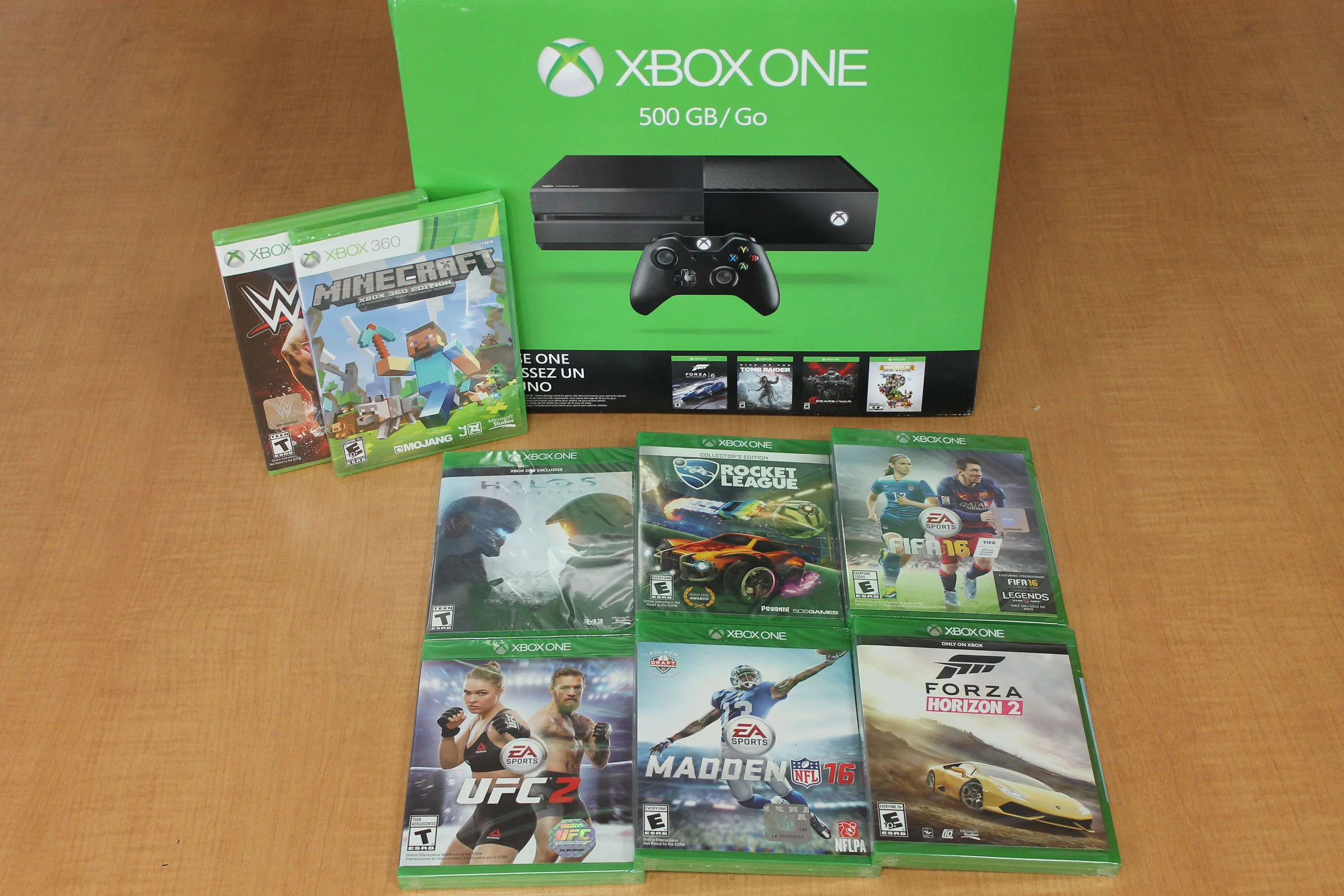 Tay cầm và bảng điều khiển Xbox One với các biểu tượng game trên màn hình