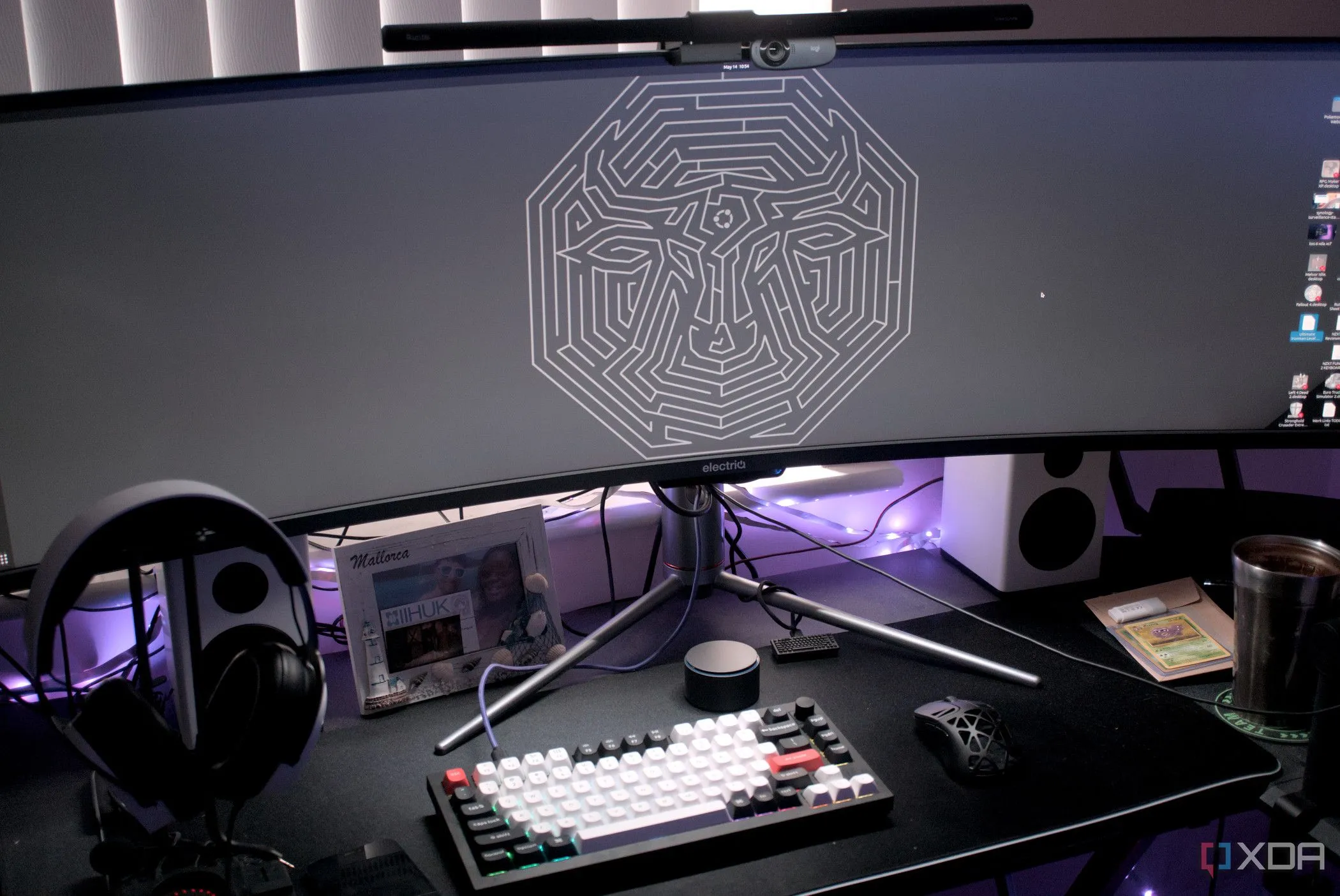 Thanh đèn màn hình Quntis ScreenLinear Pro+ được lắp đặt trên màn hình máy tính, thể hiện thiết lập tối ưu cho không gian làm việc và giải trí.