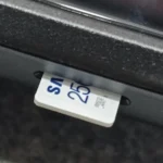 Thẻ nhớ microSD được lắp vào Steam Deck để tăng dung lượng lưu trữ