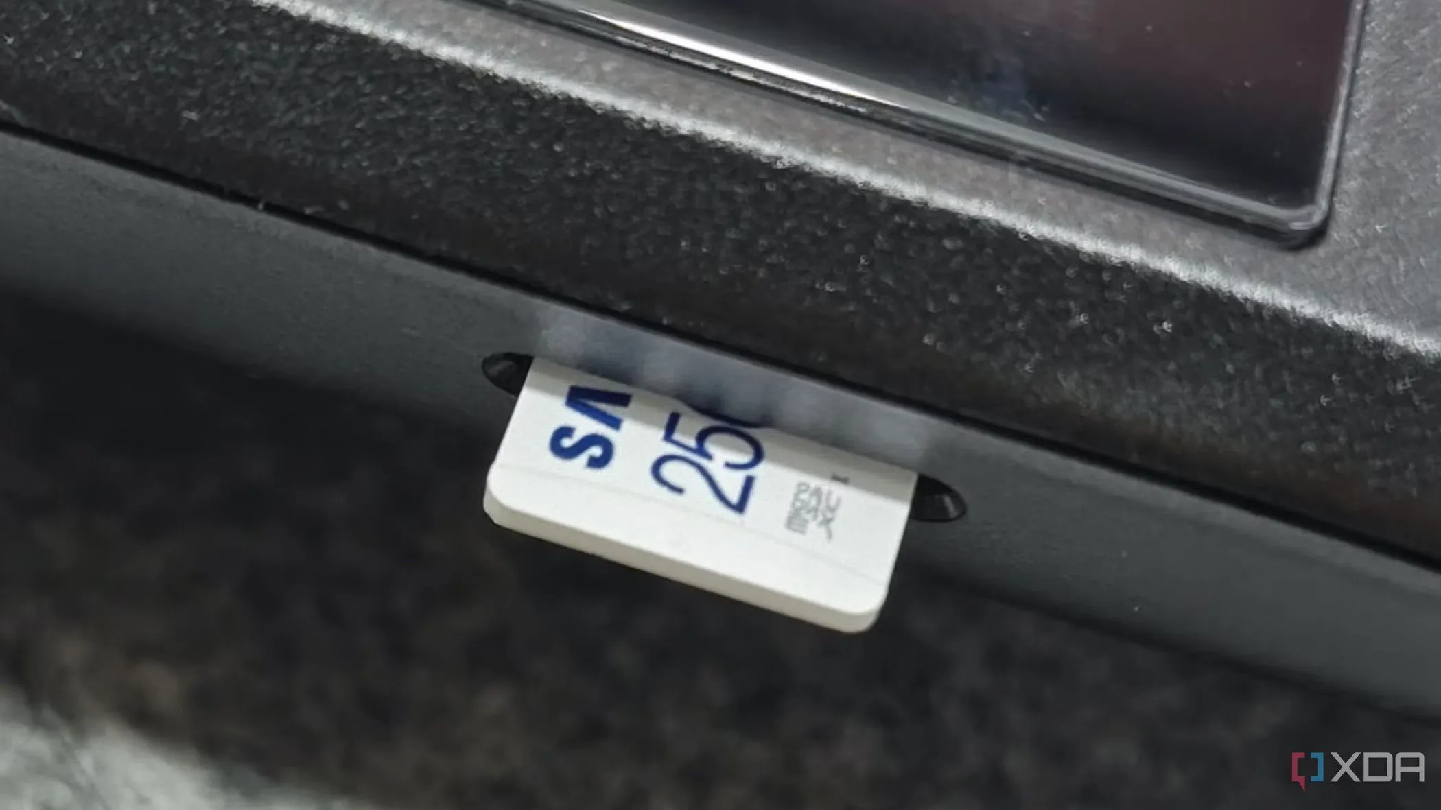 Thẻ nhớ microSD được lắp vào Steam Deck để tăng dung lượng lưu trữ