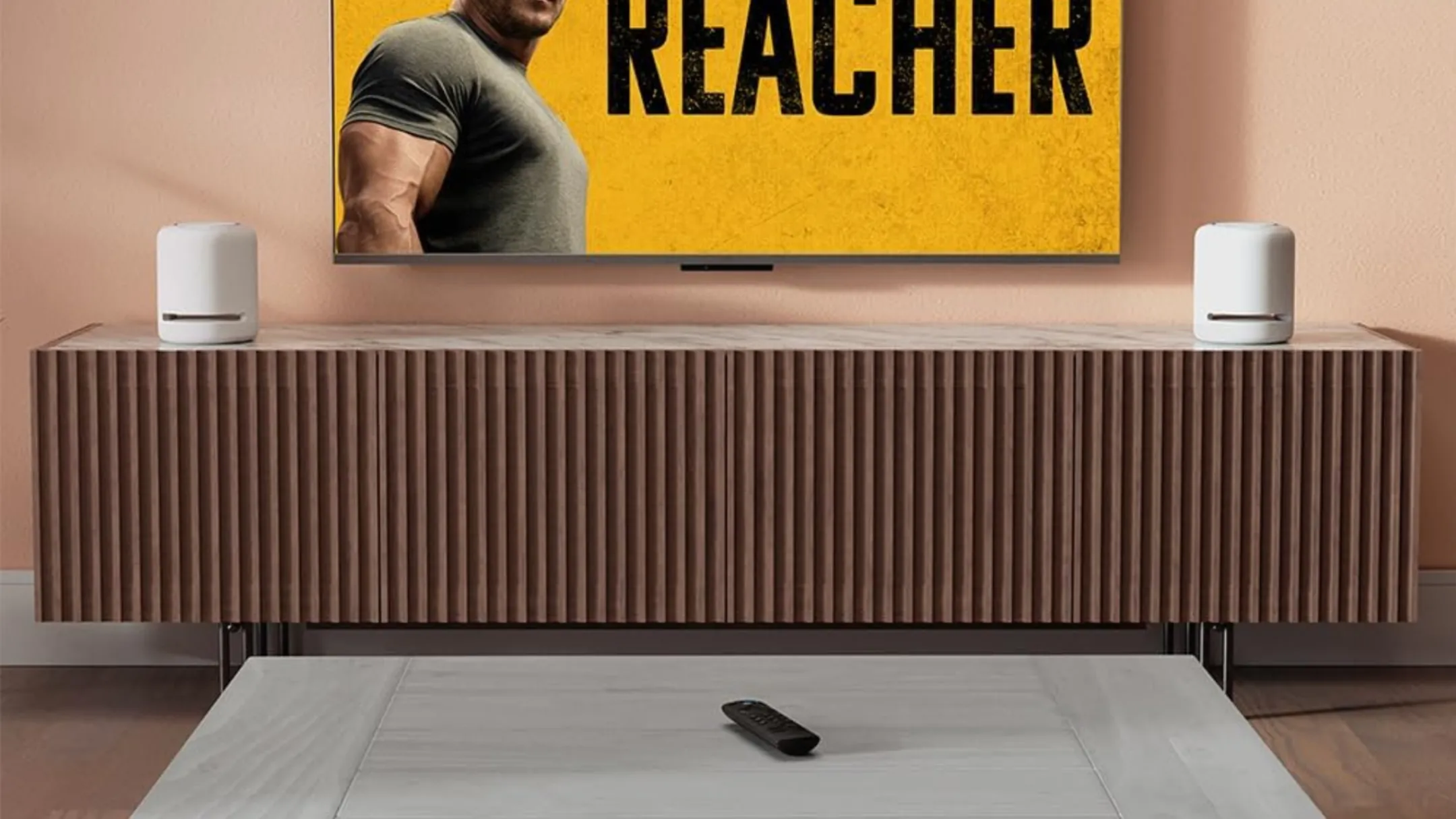 Thiết bị Amazon Fire TV Stick 4K trong phòng khách