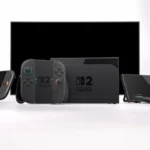 Thiết bị chơi game Nintendo Switch 2 với tay cầm Joy-Con màu xanh và đỏ, chuẩn bị mở đặt hàng trước